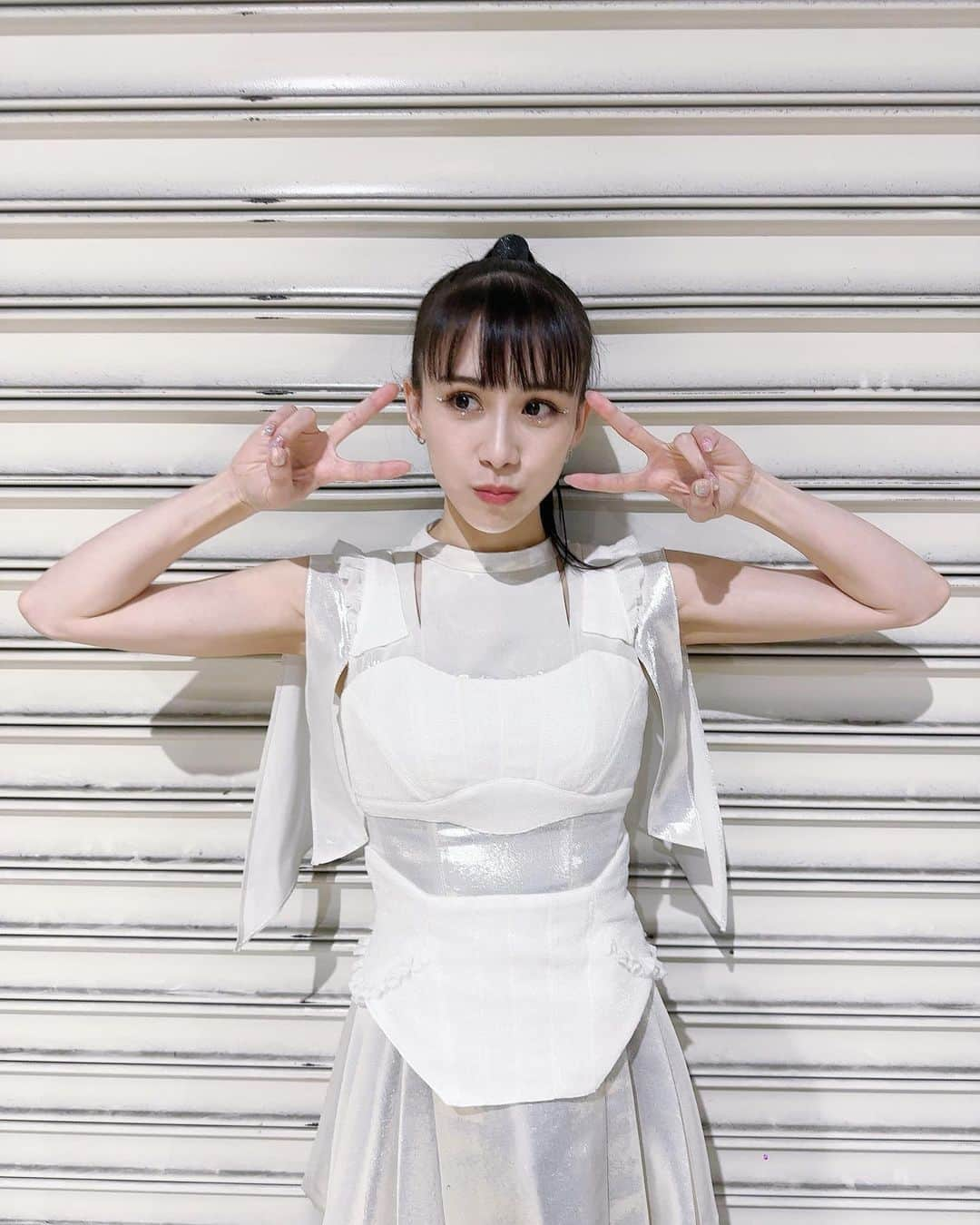 西脇綾香さんのインスタグラム写真 - (西脇綾香Instagram)「🤍🤍🤍 ドリフェス × Perfume FES  いくつものゆめがほんとうになった日  大事な日は “White”  ビスチェとコルセットをツイードで重ねたデザインのShinyなWhiteドレス🪽🫧プリーツがお気に入り🐰🪡 ターンしたら中身みえてたって🤗あはは  魅せる用のやつだかんね🐣  #perfumefes #prfm #テレ朝ドリフェス #あ〰️ちゃん」11月7日 1時41分 - a_chan.prfm_p000001