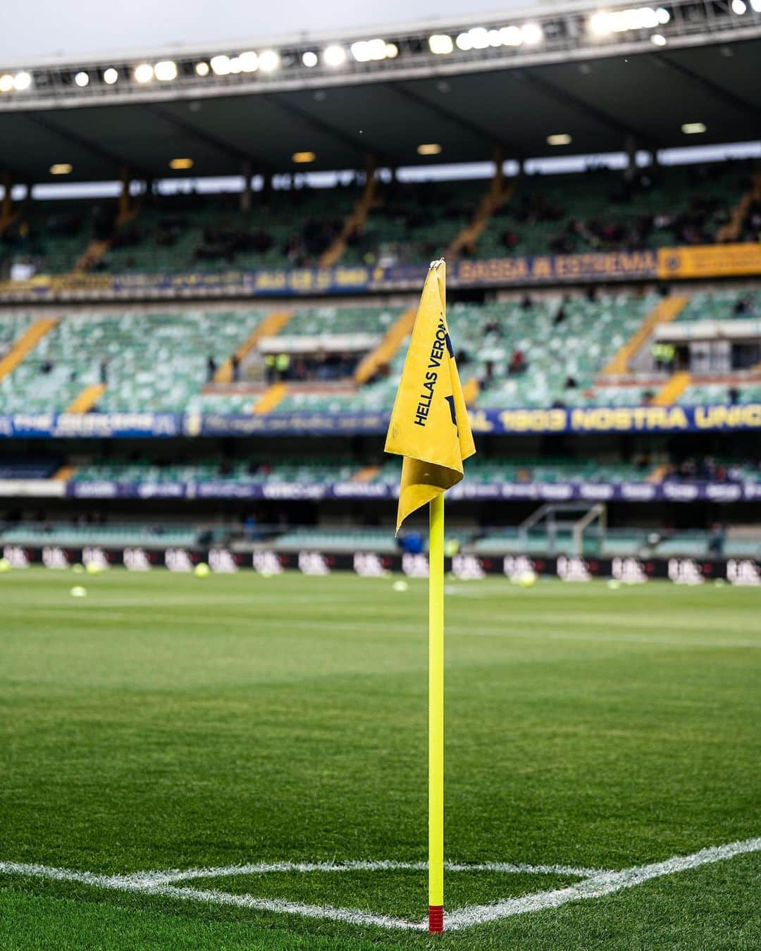 エラス・ヴェローナFCのインスタグラム：「L’Hellas Verona è da oggi in ritiro allo Sporting Center Paradiso per preparare #GenoaVerona, 12a giornata di #SerieATIM.  #HVFC」