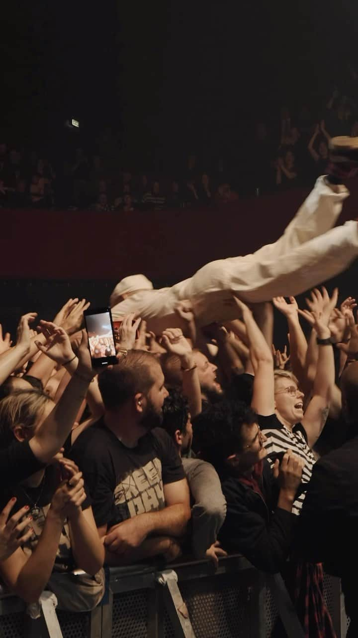 Green Dayのインスタグラム：「BATACLAN! PARIS! MERCI!!!!  🎥 @ryanbaxley」