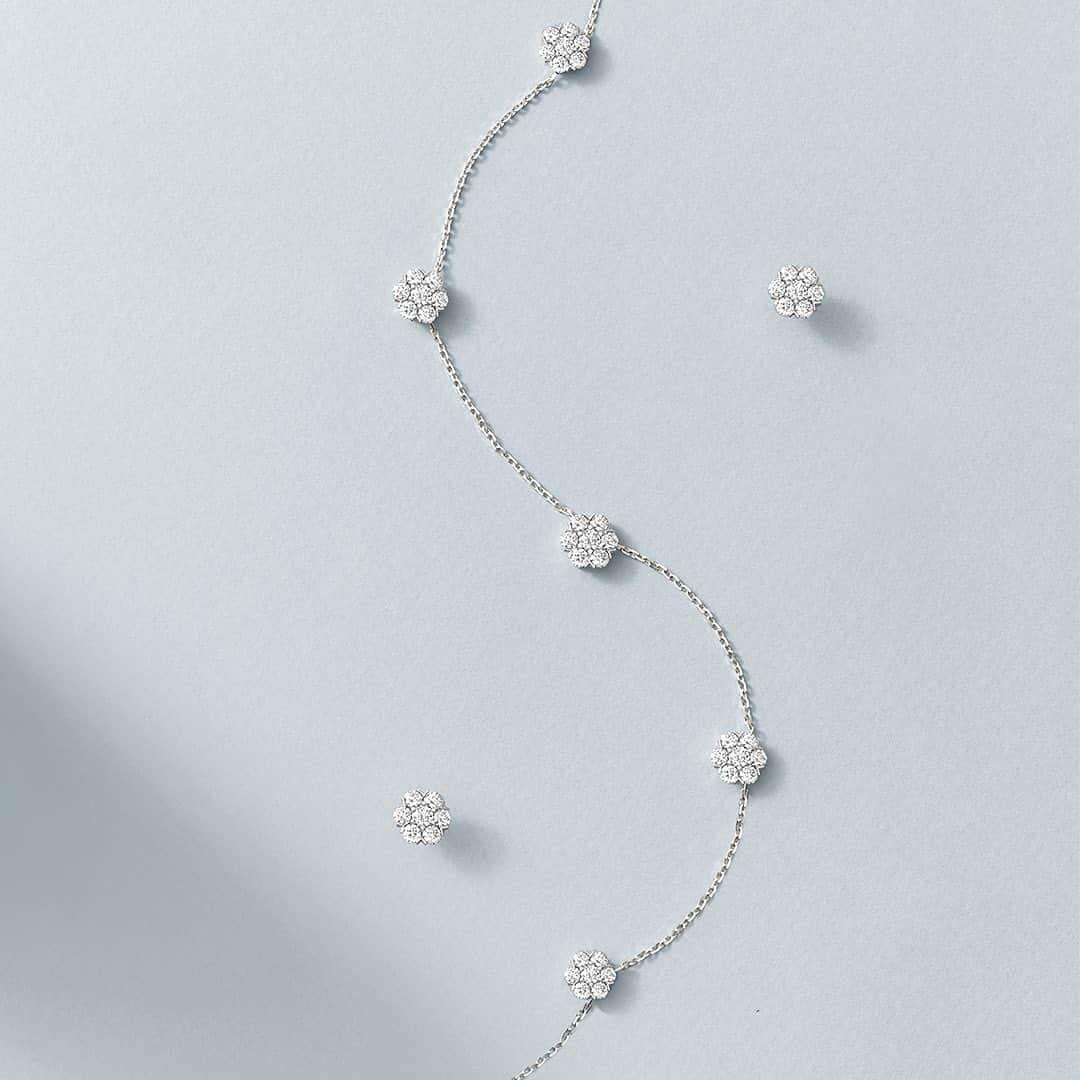 ヴァンクリーフ&アーペルのインスタグラム：「Add a touch of light to your style with the dazzling Fleurette creations in white gold and diamonds.   #VCAFleurette #VCAdiamond #VanCleefArpels #diamonds   Photographer: @amanda.sellem」