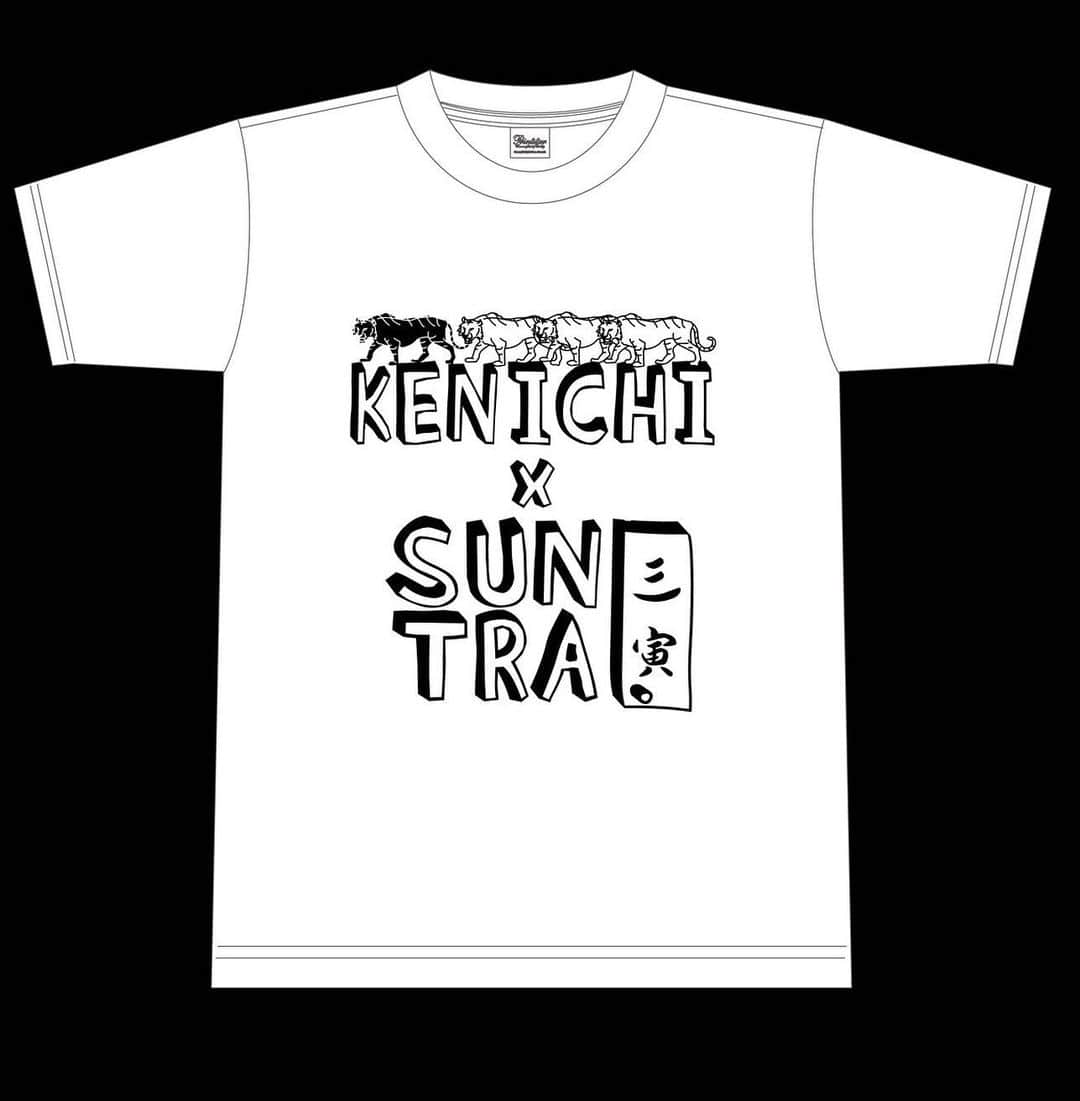 北川けんいちのインスタグラム：「＜グッズ情報じゃ〜＞ 大洗フェスのあの限定コラボTシャツ、販売し！ま！す！の！よー！  けんいち×三寅コラボTシャツ All size￥4000 送料￥500 size S,M,L,XL  購入方法↓↓↓ ご購入Tシャツのサイズと枚数 配送先住所、氏名、電話番号を記入して、 下記アドレスに送ってください threetiger.soundtrack@gmail.com  尚支払い方法は、PayPayのみとさせていただきます。 メールを確認後、支払い先のPayPayのURLを返信させていただきます。 お支払い確認後の発送になります。 受注生産になりますので、締切は、11月20日にさせていただきます。」