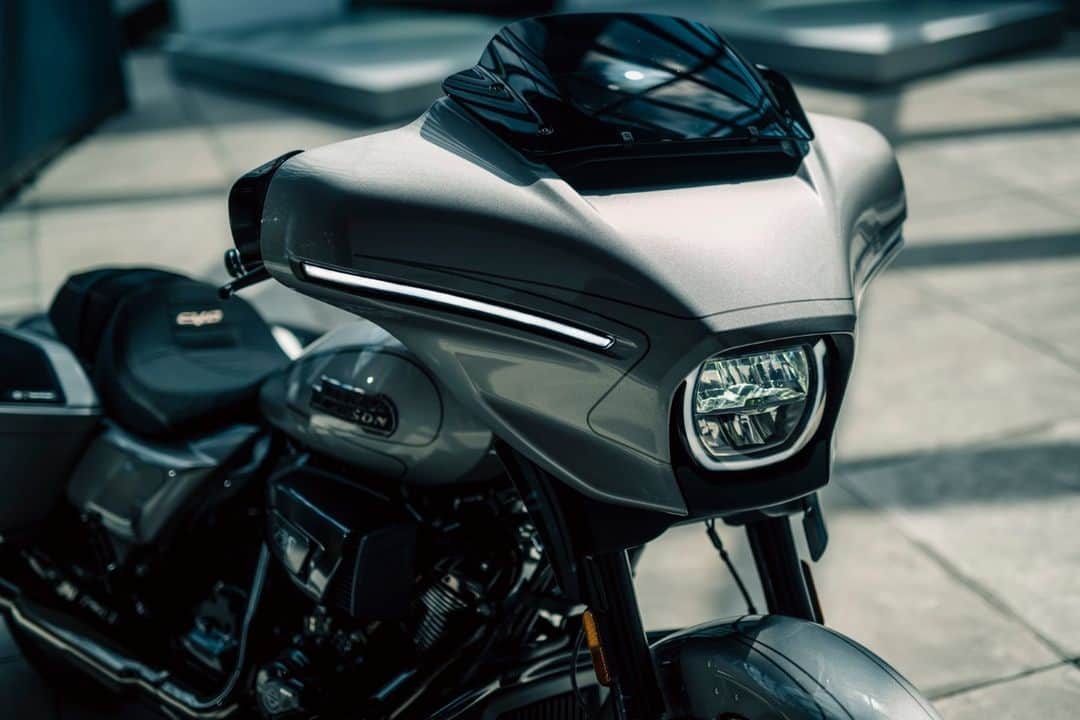 Harley-Davidson Japanさんのインスタグラム写真 - (Harley-Davidson JapanInstagram)「新型CVOデビューフェア 11/12(日)まで全国の正規ディーラーで開催中 『FEEL THE CRAFTSMANSHIP ～匠の技と情熱が融合した、最高峰モデルを体感しよう』  デリバリーまもない新モデルを期間限定で展示。期間中ご成約のお客様には、最高峰のCVOシリーズに相応しい上質なリゾートをお楽しみいただける星野リゾートの宿泊券（5万円分）を進呈します。（掲載写真は「界　阿蘇」）過去最高の排気量 1977ccを誇る新たな空冷 V ツイン、Milwaukee-Eight® VVT 121 エンジンを搭載し、大幅に進化した新デザインとCVOならではの精巧なカラーリングが特長の両モデルの魅力を、ぜひ店頭でお確かめください。  「CVO ストリートグライド」と「CVO ロードグライド」2モデルが揃って登場し、跨っていただきエンジン始動ができる*特別キャラバンも実施中。今週末11/11(土) 12(日)はH-D札幌で開催します。*ご試乗はできません  詳しくはキャンペーンページへ https://www.h-d.com/jp/ja/tools/offers/dealer-event-campaign.html  #ハーレーダビッドソン #HarleyDavidson #UnitedWeRide #CVOStreetGlide #CVORoadGlide #CVOストリートグライド #CVOロードグライド #星野リゾート」11月6日 17時00分 - harleydavidsonjapan