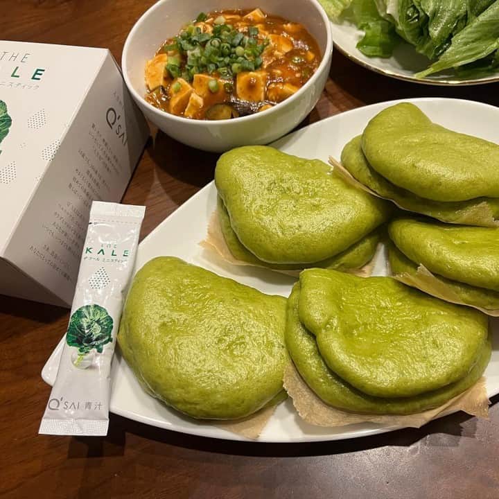 kyusai_kale_officialさんのインスタグラム写真 - (kyusai_kale_officialInstagram)「作ってみたい！という方はコメントに「💚」で教えてください！  「ザ･ケール ミニスティック」で彩り鮮やかな食卓に✨  綺麗な緑色のケール入り中華風蒸しパン「クワパオ」は栄養満点でとっても華やか🥬 手作りの麻婆豆腐や角煮を挟んでお好みの食べ方を楽しむことができますよ🎶  もちもちで冷めても美味しいクワパオを、ぜひ試してみてはいかがでしょうか😉  Photo by @samama0508  --------------------------------------------------- キューサイ【ケール・青汁】公式アカウントです🥬  ケールを使ったオリジナルレシピやヘルス&ビューティーケア情報をお届けしています✨  キューサイのケールや青汁を使った際は #ザケール #キューサイ をつけて投稿してみてくださいね！ ご紹介させていただくかもしれません🎵 --------------------------------------------------- #qsai #ケール #ケールワーク #スーパーフード #kale #青汁 #健康生活 #ウェルエイジング #セルフケア #青汁レシピ #健康レシピ #健康ごはん #アレンジレシピ #ヘルシーレシピ #簡単レシピ #丁寧な暮らし #おうちカフェ #美容と健康 #野菜 #ヘルシーごはん #ヘルシー生活 #簡単ごはん #カフェごはん #クワパオ #角煮まん #割包 #中華まん #肉まん」11月6日 17時00分 - kyusai_kale_official