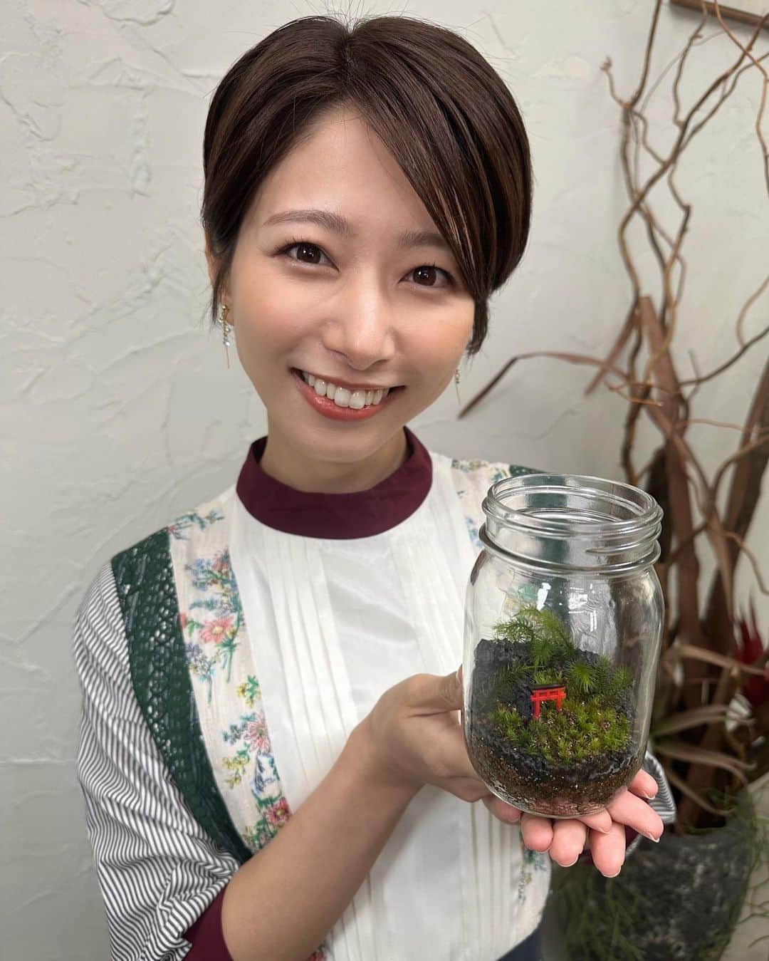 フジテレビアナウンサーのインスタグラム：「苔と空き瓶でテラリウム作り🌱   廃棄予定だったビンを使って、 お部屋に置いて癒される苔のテラリウムを作ってみました☺️   自分の好きな色の石や砂利などを敷き詰めて、苔の配置をデザインします✨  室内に緑があると癒されますね😆   #サステナWAVE #空き瓶#苔 #フジテレビアナウンサー #海老原優香」