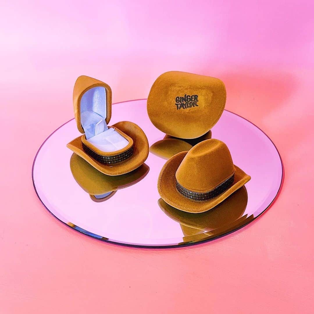 frankie magazineのインスタグラム：「true love looks like: your partner getting down on one knee and proposing to you via miniature cowboy hat. it's a yeehaw from us.⁠ ~ made by the uber-talented @gingertaylorartist」