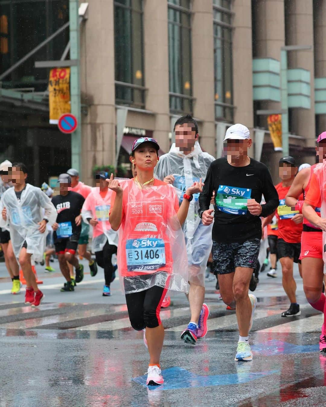 黒澤まさ美のインスタグラム：「⁡ #東京レガシーハーフマラソン の写真 大雨でずっと帽子をかぶっていて顔が暗くなってしまうので、いつもよりカメラに向かう頻度は少なくなりましたが、、なんとかいい感じに収まることができたと思います🫰 指ハートはあまり目立っていませんでしたが最終コーナーではウインクもかますことができました😉💗真面目に走っている風の写真もあったので貼っておきます🏃‍♀️ ⁡ #東京レガシーハーフマラソン2023   #tokyolegacyhalfmarathon  #marathon #running #runningmotivation  #asics #レガシーハーフ #レガシーハーフマラソン  #東京レガシーハーフ2023  #マラソン #マラソン女子  #ランニング #ランニング女子  #ハーフマラソン #アシックス」