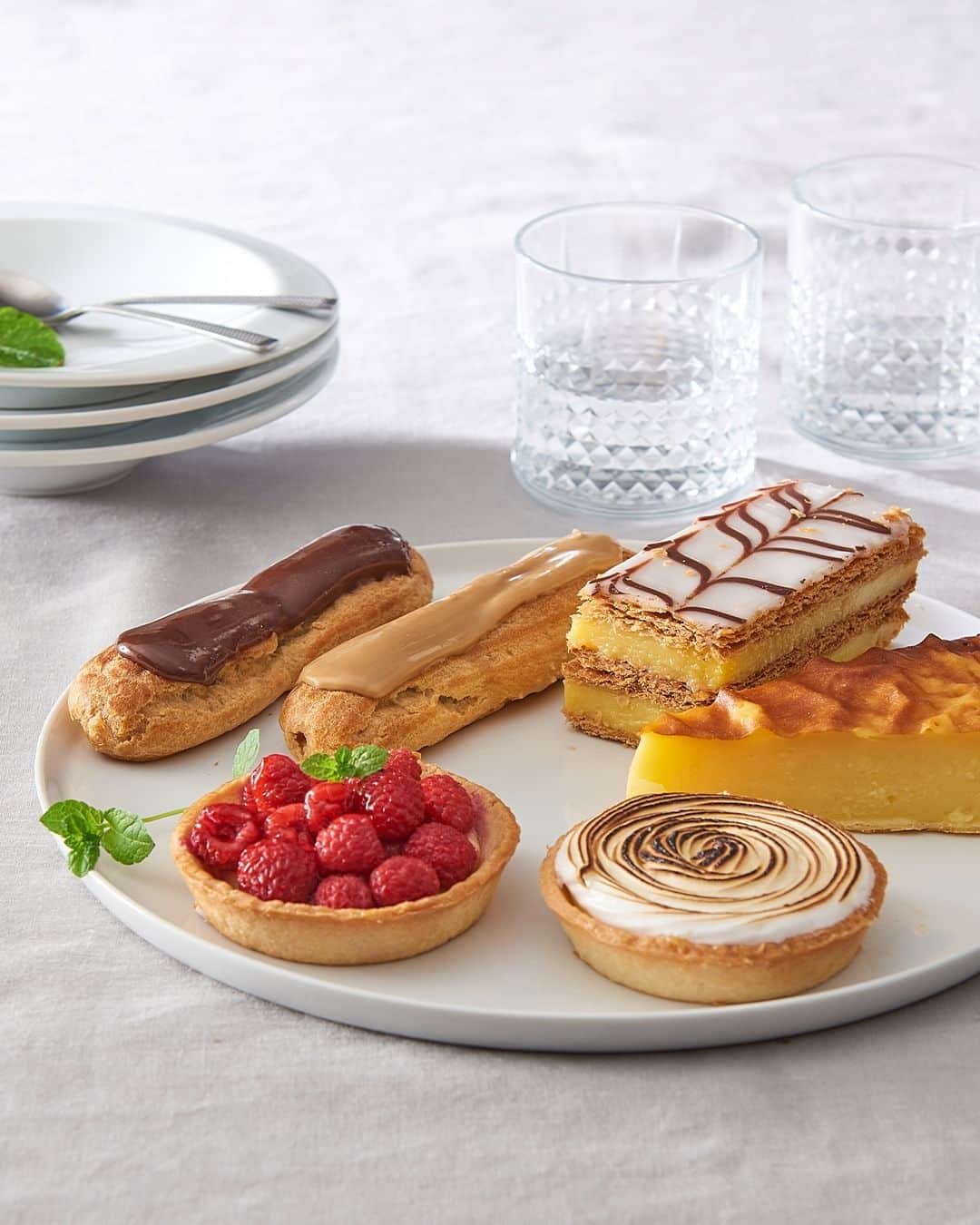 auchan_franceのインスタグラム：「Pour le goûter, il y en a pour tous les goûts ✨  Éclair au café, tartelette aux framboises ou meringuées… nos délicieuses pâtisseries seront parfaites pour le goûter 🍰  💬 Lequel vous donne le plus faim ?   #Auchan #Pâtisserie #Goûter」