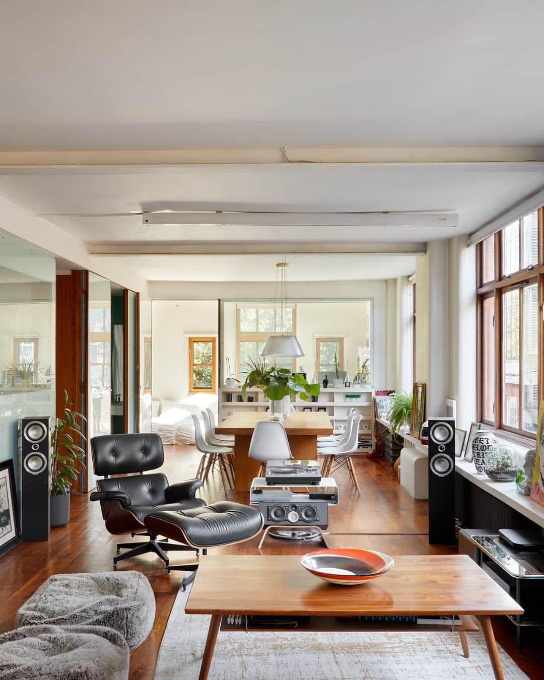 The Modern Houseのインスタグラム：「#forsale Prime Position: a light-filled warehouse-style apartment overlooking Hoxton Square in Shoreditch.   Follow the link in bio for the sales listing.   Hoxton Square, London N1」