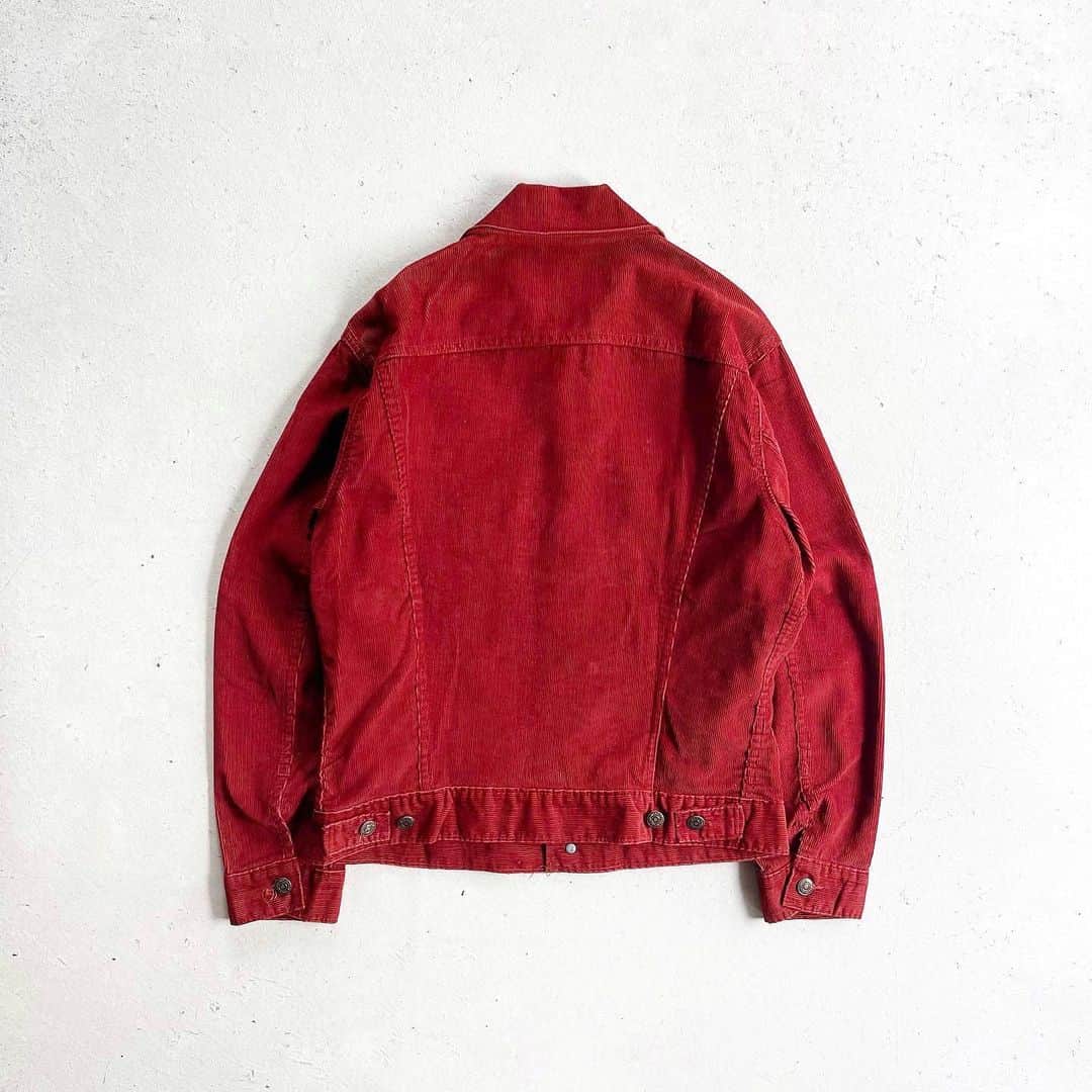 DROP...vintage select shopさんのインスタグラム写真 - (DROP...vintage select shopInstagram)「1970s Levi's Corduroy Tracker Jacket Wine Red MADE IN ENGLAND 【38】  ユーロリーバイスならではの綺麗なシルエット。  ワインレッドのジャケットがものすごく気分だったので、これで間違いないんじゃないかと思ってます🍷」11月6日 16時52分 - tokyo_drop