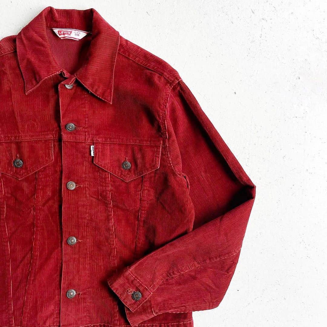 DROP...vintage select shopさんのインスタグラム写真 - (DROP...vintage select shopInstagram)「1970s Levi's Corduroy Tracker Jacket Wine Red MADE IN ENGLAND 【38】  ユーロリーバイスならではの綺麗なシルエット。  ワインレッドのジャケットがものすごく気分だったので、これで間違いないんじゃないかと思ってます🍷」11月6日 16時52分 - tokyo_drop