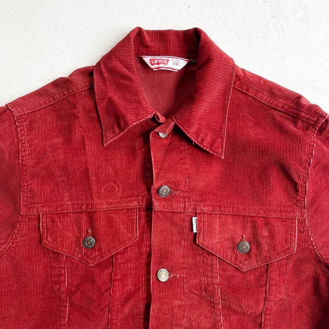 DROP...vintage select shopさんのインスタグラム写真 - (DROP...vintage select shopInstagram)「1970s Levi's Corduroy Tracker Jacket Wine Red MADE IN ENGLAND 【38】  ユーロリーバイスならではの綺麗なシルエット。  ワインレッドのジャケットがものすごく気分だったので、これで間違いないんじゃないかと思ってます🍷」11月6日 16時52分 - tokyo_drop