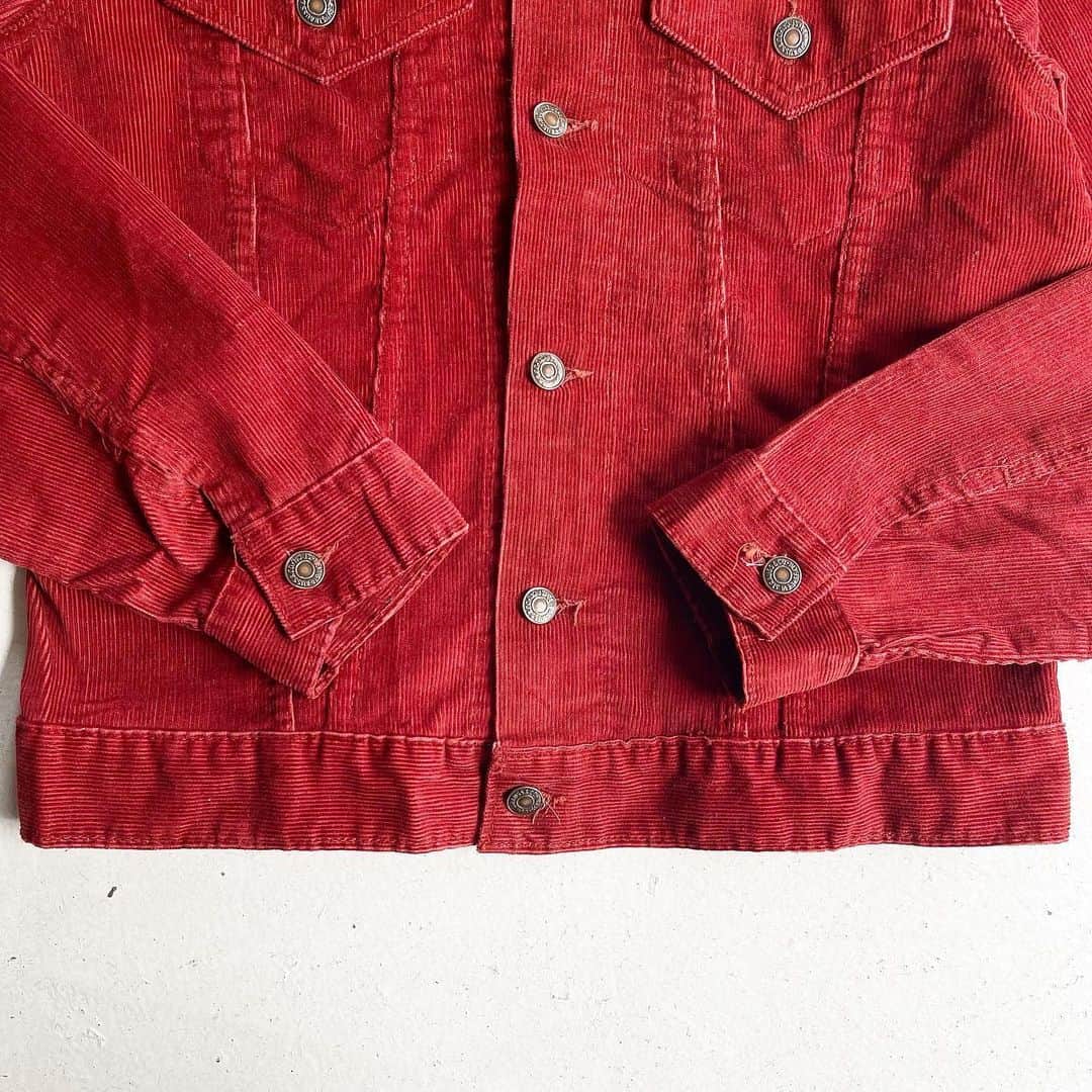 DROP...vintage select shopさんのインスタグラム写真 - (DROP...vintage select shopInstagram)「1970s Levi's Corduroy Tracker Jacket Wine Red MADE IN ENGLAND 【38】  ユーロリーバイスならではの綺麗なシルエット。  ワインレッドのジャケットがものすごく気分だったので、これで間違いないんじゃないかと思ってます🍷」11月6日 16時52分 - tokyo_drop