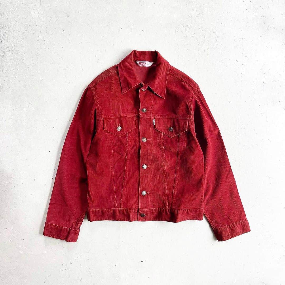 DROP...vintage select shopさんのインスタグラム写真 - (DROP...vintage select shopInstagram)「1970s Levi's Corduroy Tracker Jacket Wine Red MADE IN ENGLAND 【38】  ユーロリーバイスならではの綺麗なシルエット。  ワインレッドのジャケットがものすごく気分だったので、これで間違いないんじゃないかと思ってます🍷」11月6日 16時52分 - tokyo_drop