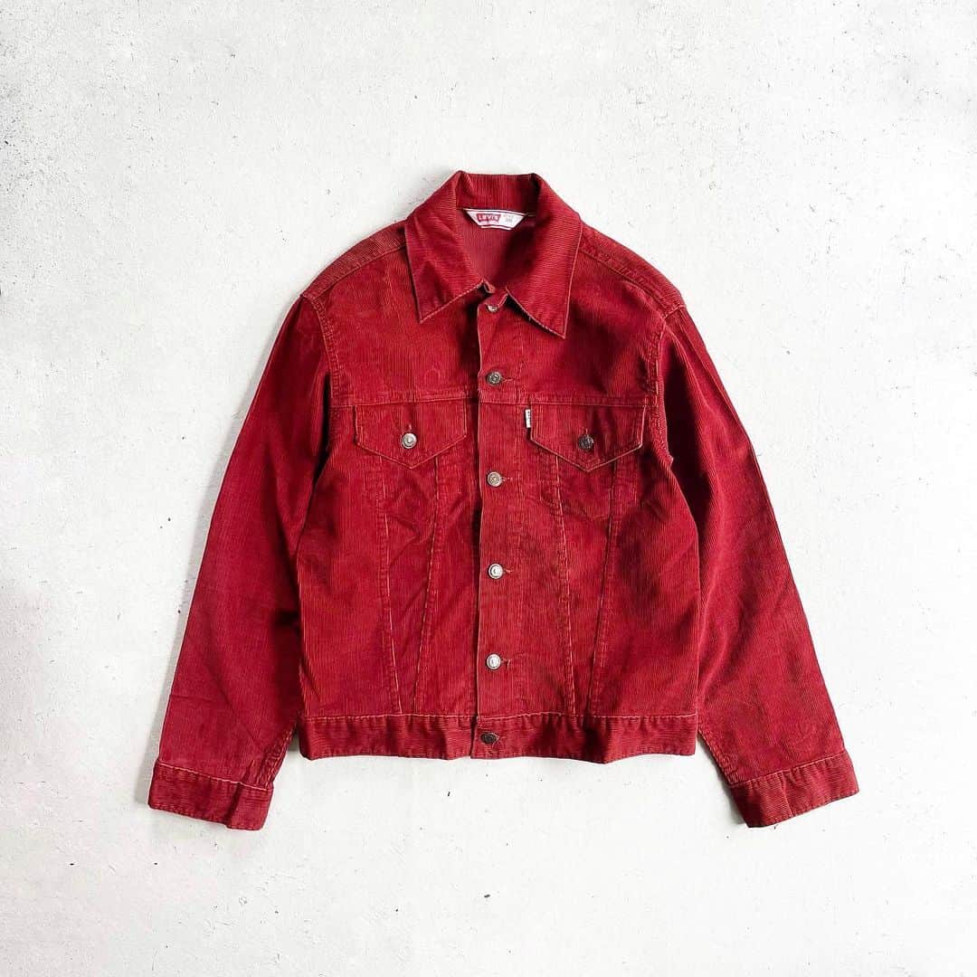 DROP...vintage select shopのインスタグラム：「1970s Levi's Corduroy Tracker Jacket Wine Red MADE IN ENGLAND 【38】  ユーロリーバイスならではの綺麗なシルエット。  ワインレッドのジャケットがものすごく気分だったので、これで間違いないんじゃないかと思ってます🍷」