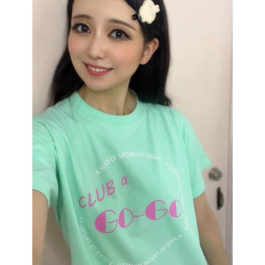 のインスタグラム：「ミュージカル 『スライス・オブ・サタデーナイト』 本日もご来場ありがとうございました🪩💃🕺 　 明日は休演日。 ゆっくり休んで、明後日の２公演も元気に頑張ります💄 　 ロビーでも販売中のClub a Go-GoのTシャツ！ 皆さんも是非一緒にお揃いのTシャツで盛り上がりましょう☺︎ 　 自撮りしてたら共演者たちに見つかって、恥ずかしくなってブレブレ📸笑 　 #ミュージカル #スライスオブサタデーナイト #ClubAGoGo」