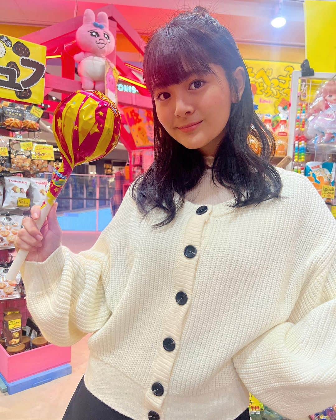 伊與田綾音のインスタグラム：「大きいチュッパチャプス🍭💜 これ大好き☺️」