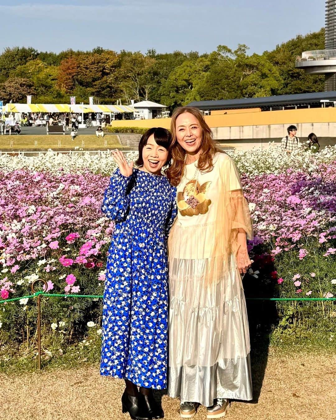 熊谷真実さんのインスタグラム写真 - (熊谷真実Instagram)「久保ちゃんと2人でコスモスの前で。  東海地方では知らない人がいないほどの人気者 久保ひとみさん  最近お会いする機会が少なかったですが，会うと昔からの親戚のように意気投合！ お人柄でしょう。 本当に素敵な笑顔！！！  もう 大好き！  これからも浜松を牽引していってください！  #ガーデンパーク #浜松ガーデンパーク #久保ひとみさん  #久保ちゃん #熊谷真実 #マミラー #うなぎ祭り #今年も盛況」11月6日 16時55分 - mami_kumagai310