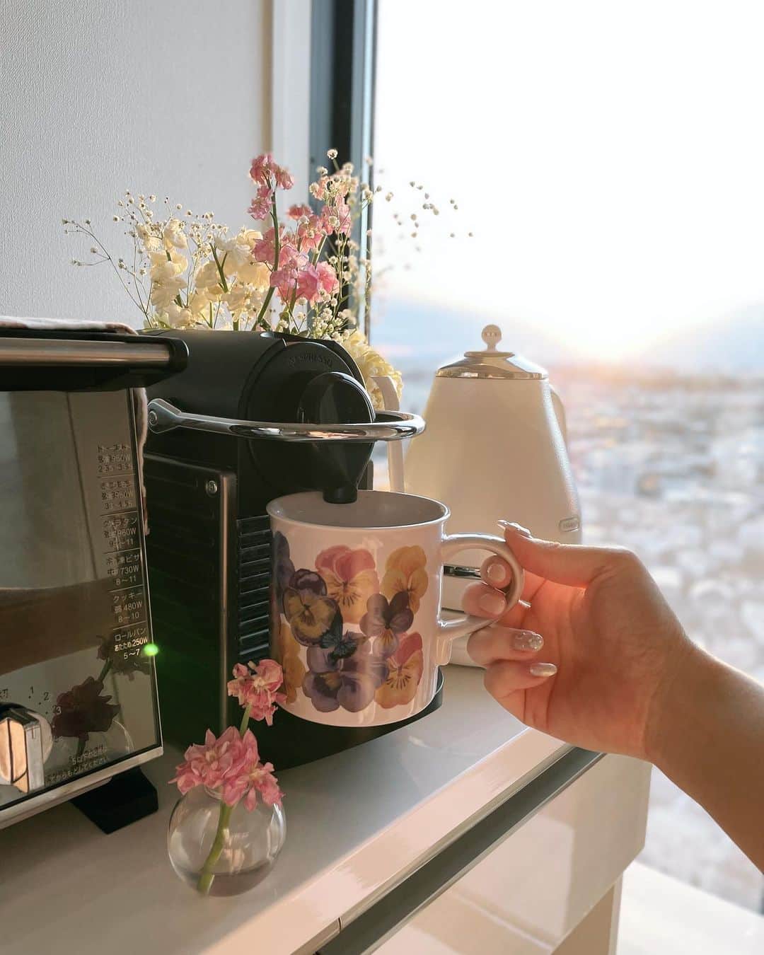 maari watanabe(まありん)のインスタグラム：「☕️💐」