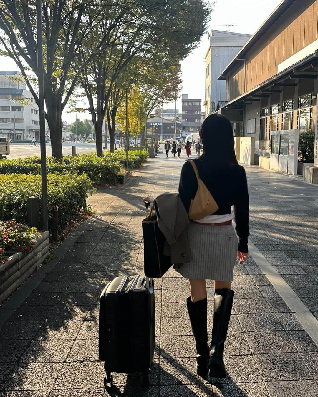 mizukiさんのインスタグラム写真 - (mizukiInstagram)「京都旅行に持って行ったこのスーツケースは @americantouristerjp のもの⛩️ レコードみたいな溝模様が広がっているデザイン。  黒以外にもカラー展開も豊富でシックな印象のものからポップな印象のデザインまで様々😊 ブックオープン型なので狭い空間でも開け閉めしやすくて、このタイプは初めて使ったから使いやすさに驚いたヨ...💡 横にファスナーもついていて荷物の容量によって調整もできたりします◎ これ使ってたくさん出かけよ〜🖤 ㅤㅤㅤㅤㅤㅤㅤㅤㅤㅤㅤㅤㅤ #Americantourister #アメリカンツーリスター #CURIO #キュリオ #スーツケース」11月6日 17時09分 - mizukidrop