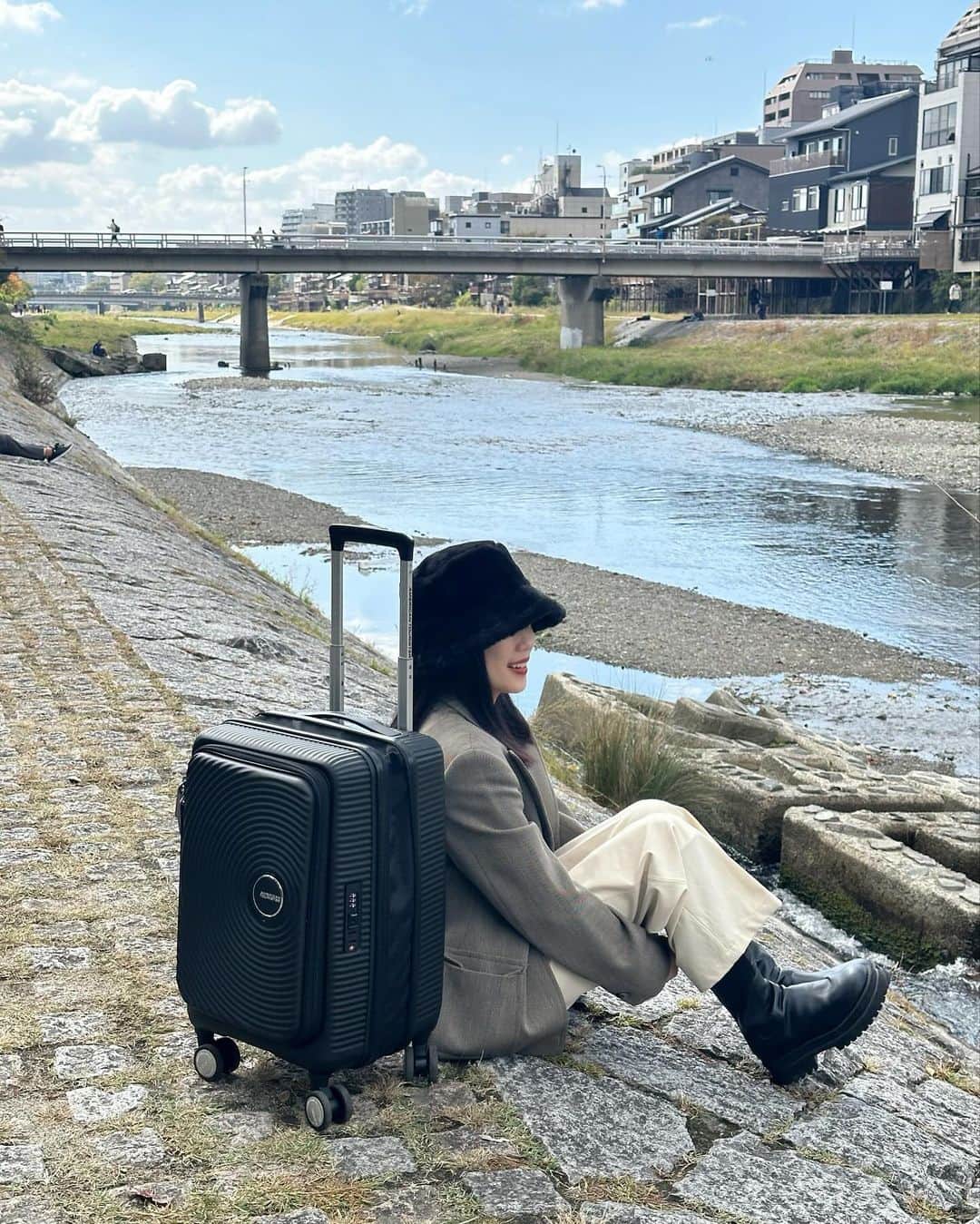 mizukiさんのインスタグラム写真 - (mizukiInstagram)「京都旅行に持って行ったこのスーツケースは @americantouristerjp のもの⛩️ レコードみたいな溝模様が広がっているデザイン。  黒以外にもカラー展開も豊富でシックな印象のものからポップな印象のデザインまで様々😊 ブックオープン型なので狭い空間でも開け閉めしやすくて、このタイプは初めて使ったから使いやすさに驚いたヨ...💡 横にファスナーもついていて荷物の容量によって調整もできたりします◎ これ使ってたくさん出かけよ〜🖤 ㅤㅤㅤㅤㅤㅤㅤㅤㅤㅤㅤㅤㅤ #Americantourister #アメリカンツーリスター #CURIO #キュリオ #スーツケース」11月6日 17時09分 - mizukidrop