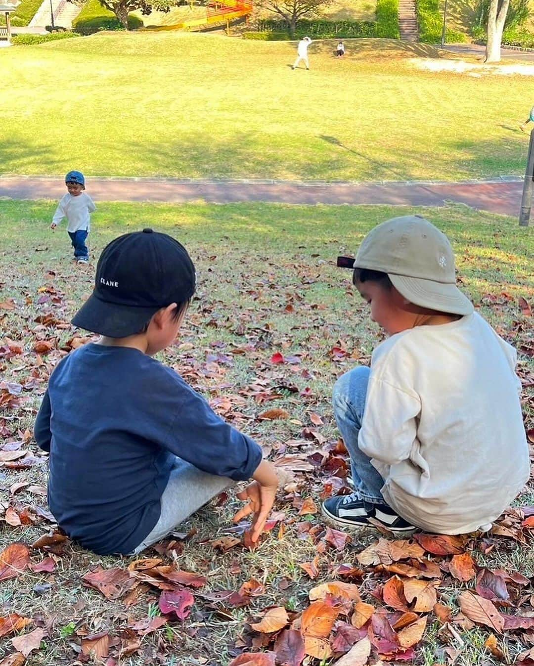 MAKI MIYAMOTO 宮本真紀さんのインスタグラム写真 - (MAKI MIYAMOTO 宮本真紀Instagram)「. 連休後半はイベントはしご🦖 ①②③④ 今年初イルミネーションは備北でした🌟 ⑤⑥ 👶🏻お兄何食べとるん？(ガン見)からの、 クレープ分けて貰えてハッピーきゆう♡ ⑦⑧⑨ 初めましてでもう大好きなお友達👦🏻👦🏻👦🏻 また遊ぼうねー💓💓  周りの人にとっても感謝な最近です🙇🏻‍♀️♡  #三連休の過ごし方 #備北イルミ」11月6日 17時08分 - makime_me_