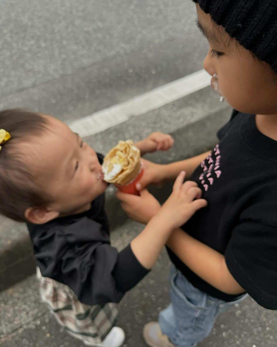 MAKI MIYAMOTO 宮本真紀さんのインスタグラム写真 - (MAKI MIYAMOTO 宮本真紀Instagram)「. 連休後半はイベントはしご🦖 ①②③④ 今年初イルミネーションは備北でした🌟 ⑤⑥ 👶🏻お兄何食べとるん？(ガン見)からの、 クレープ分けて貰えてハッピーきゆう♡ ⑦⑧⑨ 初めましてでもう大好きなお友達👦🏻👦🏻👦🏻 また遊ぼうねー💓💓  周りの人にとっても感謝な最近です🙇🏻‍♀️♡  #三連休の過ごし方 #備北イルミ」11月6日 17時08分 - makime_me_