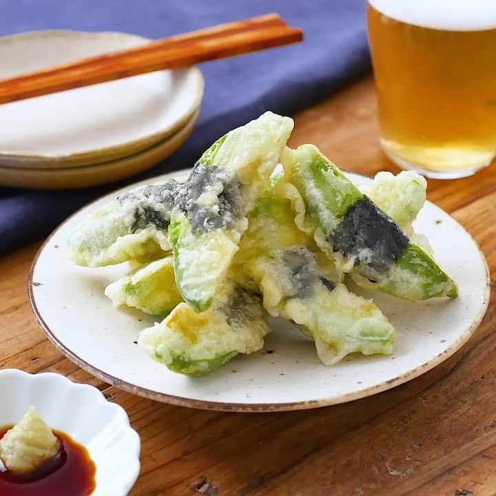 macaroniのインスタグラム：「さっくりとろとろ食感🥑「#アボカドの海苔巻き天ぷら」このレシピのポイントは↓の投稿文をチェックしてくださいね✨   ---------------------------------- ✍️このレシピのポイントは…   ✔️クセになる味わい✨ ✔️お好みで塩やわさびじょうゆをつけて召し上がれ♪ ✔️サクサクの衣とアボカドのとろとろ食感がやみつきに🤤 ----------------------------------    ご質問はお気軽にコメント欄にどうぞ😊⁠ macaroni の料理家が⁣返信いたします👩‍🍳✨⁠  「保存」をしておくと、レシピを見返すときに便利👏 おいしそうと思った方は「いいね」で教えてね💞  ■材料（2人分) ・アボカド：1個 ・焼き海苔：1枚 ・天ぷら粉：大さじ4杯 ・冷水：大さじ5杯 ・サラダ油：適量  ■下ごしらえ ・天ぷら粉と冷水は混ぜ合わせ、衣をつける直前まで冷蔵庫に入れておきます。 ・焼き海苔は1枚を8等分に切ります。  ■作り方 1. アボカドは半分に切ってタネをとり、皮をむいて8等分に切ります。 2. タネのくぼみに切った焼き海苔を巻き、衣にくぐらせます。 3. 180℃に熱したサラダ油で2〜3分、カラッとするまで揚げたら完成です。  ■コツ・ポイント ・アボカドに海苔を巻いたあと、少しおくとしんなりとしてアボカドにくっつき、衣をまとわせやすくなります。 ・わさびじょうゆをつけて食べるとおいしいですよ。  #macaroniレシピ #レシピ #おうちごはん #暮らし #日常  #おうちカフェ #ごはん #暮らしを楽しむ #料理好きな人と繋がりたい #自炊 #手料理 #丁寧な暮らし #うちごはん #日々の暮らし #家庭料理 #日々 #献立 #ランチ #晩ごはん #夕飯 #夜ごはん #お昼ごはん #夜ご飯 #晩ご飯 #お昼ご飯 #おうち時間 #アボカドレシピ #天ぷら」