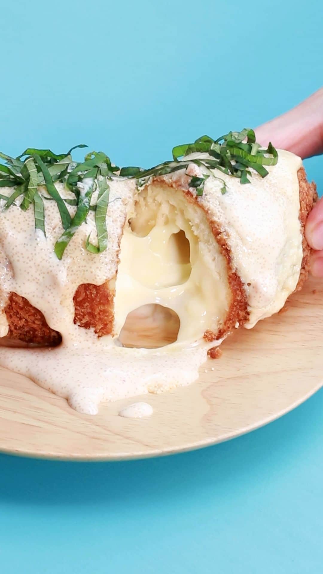 Tasty Japanのインスタグラム：「ハットグアレンジ🇰🇷【相性抜群】サクサクの甘い生地と明太マヨが最高に合う！  韓国グルメで大人気の「チーズハットグ」。ホットケーキミックスを使えば、自宅で簡単に作れちゃうんです。今回は、明太マヨネーズ味のアレンジレシピをご紹介します♡ collaboration with @bonmarche_asahi    作ったら #tastyjapan をつけて投稿してくださいね！✨ ㅤㅤㅤㅤㅤㅤㅤㅤㅤㅤㅤㅤㅤ レシピはこちらをご覧ください♪   ハットグ（明太マヨチーズ アレンジ） ホットケーキミックス　150g 水　60ml ナチュラルチーズ（棒状）　2本 スライスチーズ　2枚 溶き卵　1個 パン粉　適量 揚げ油　適量 【A】辛子明太子（薄皮をとってほぐしておく）　1腹 【A】マヨネーズ　大さじ2 【A】牛乳　大さじ2 大葉　2枚（千切り）  作り方： ① ボウルにホットケーキミックスと水を入れて混ぜ、なめらかになるまでよくこね、2等分にする。 ② 竹串にナチュラルチーズをさし、スライスチーズを巻きつける。 ③ ②に①を覆うように包み、溶き卵にくぐらせ、パン粉をまぶす。 ④ 揚げ物用の鍋に揚げ油を注いで170度に熱し、きつね色になるまで約3分揚げ、油を切る。 ⑤ ボウルに【A】を入れて混ぜ、④にかける。大葉をのせたら、完成！」