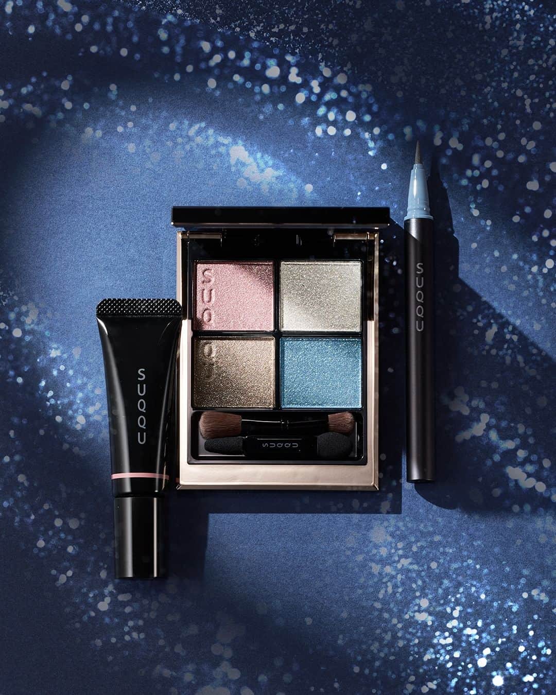 SUQQU公式Instgramアカウントのインスタグラム：「This palette is inspired by the image of shimmering silver flowers fluttering with serenity. Sharp gray and light silver give a noble and cool impression, while pink adds warmth and blue, a vivid brightness.  MAKEUP KIT RIKKA ・SIGNATURE COLOR EYES 131 RIKKA ・NUANCE EYELINER 110 Ice Gray ・DEWY LIQUID BLUSH 101 HANAIROHONOKA *Limited quantity  静寂とともに舞う、煌めく銀花をイメージしたパレット。 シャープなグレーと軽やかなシルバーで凛とした冷たさを感じさせながら、ピンクで温かみを、ブルーで鮮やかな明るさをプラスします。  メイクアップ キット 六花 ・シグニチャー カラー アイズ 131 六花 -RIKKA ・ニュアンス アイライナー 110 アイスグレー ・デューイー リクイド ブラッシュ 101 花彩洸 -HANAIROHONOKA ※数量限定  #SUQQU #スック #jbeauty #cosmetics #SUQQU20th #SUQQUcolormakeup #holiday #holidaycollection #銀世界 #newcollection #newproducts #limited #六花」