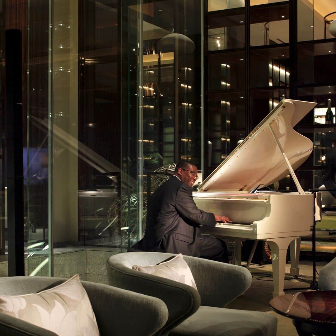 Palace Hotel Tokyo / パレスホテル東京のインスタグラム：「生演奏に誘われザ パレス ラウンジへ。ピアノの旋律に包まれながら、カクテルとともに寛ぎのひとときをお過ごしください。 Let the nightly piano melodies allure you to The Palace Lounge, where guests can elevate their evenings with elegant cocktails.  #PalaceHotelTokyo #パレスホテル東京」