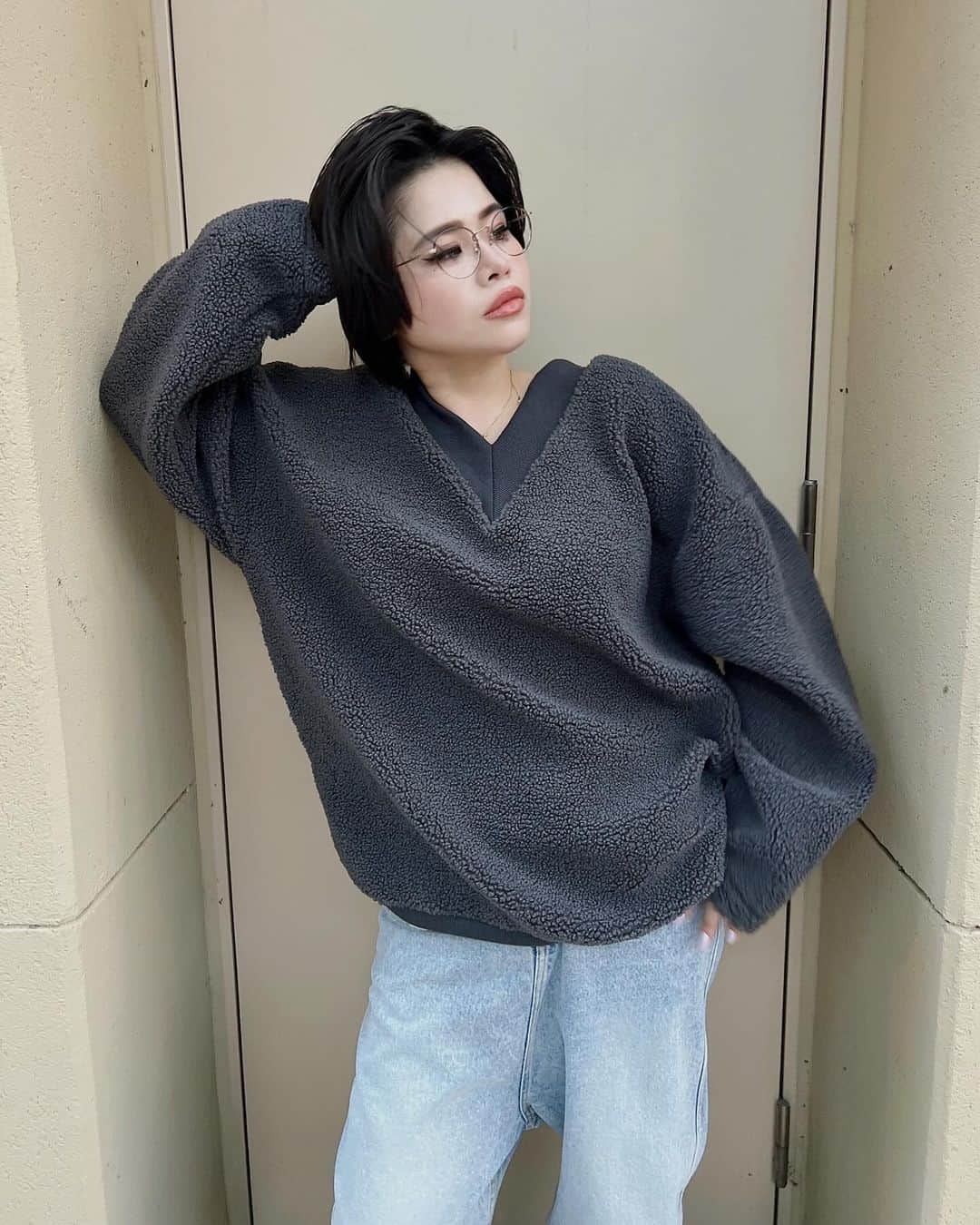 金子若菜のインスタグラム：「⠀ 今週も頑張ろうぜ、俺ら。  ただ、週明け早々、シャギーニット問題発生で泣いてる。 発売少々お待ち下さい〜😭  こちらの推しニットは今週発売予定です！ 発売ミスまじでもうトラウマだから絶賛確認かましてます。  兎にも角にも、 今週も頑張りましょうよ、俺達。」