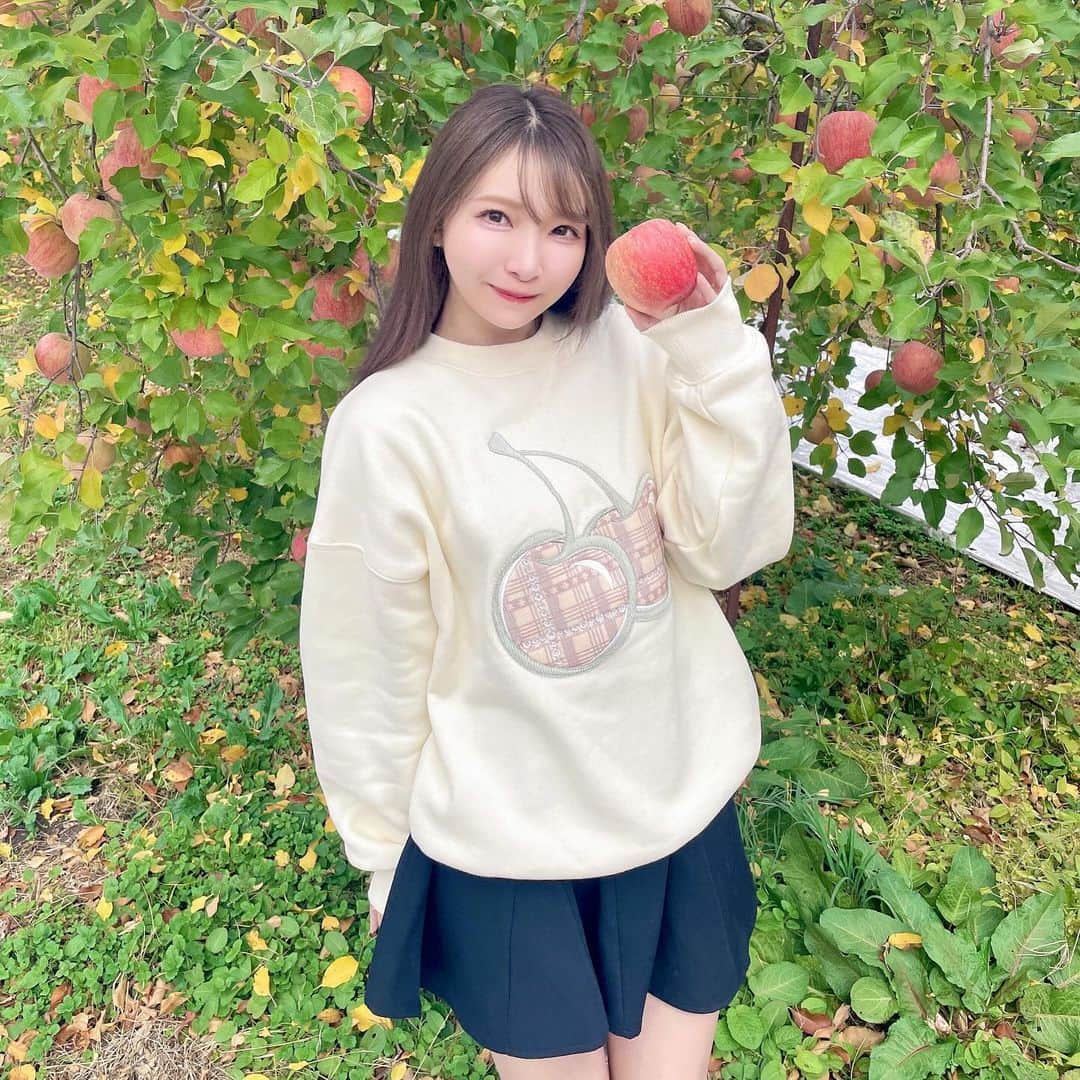 長嶋優里のインスタグラム：「♡ . りんご狩り🍎 . . . #りんご狩り #りんご #KIRSH #kirshgirl  . ♡」