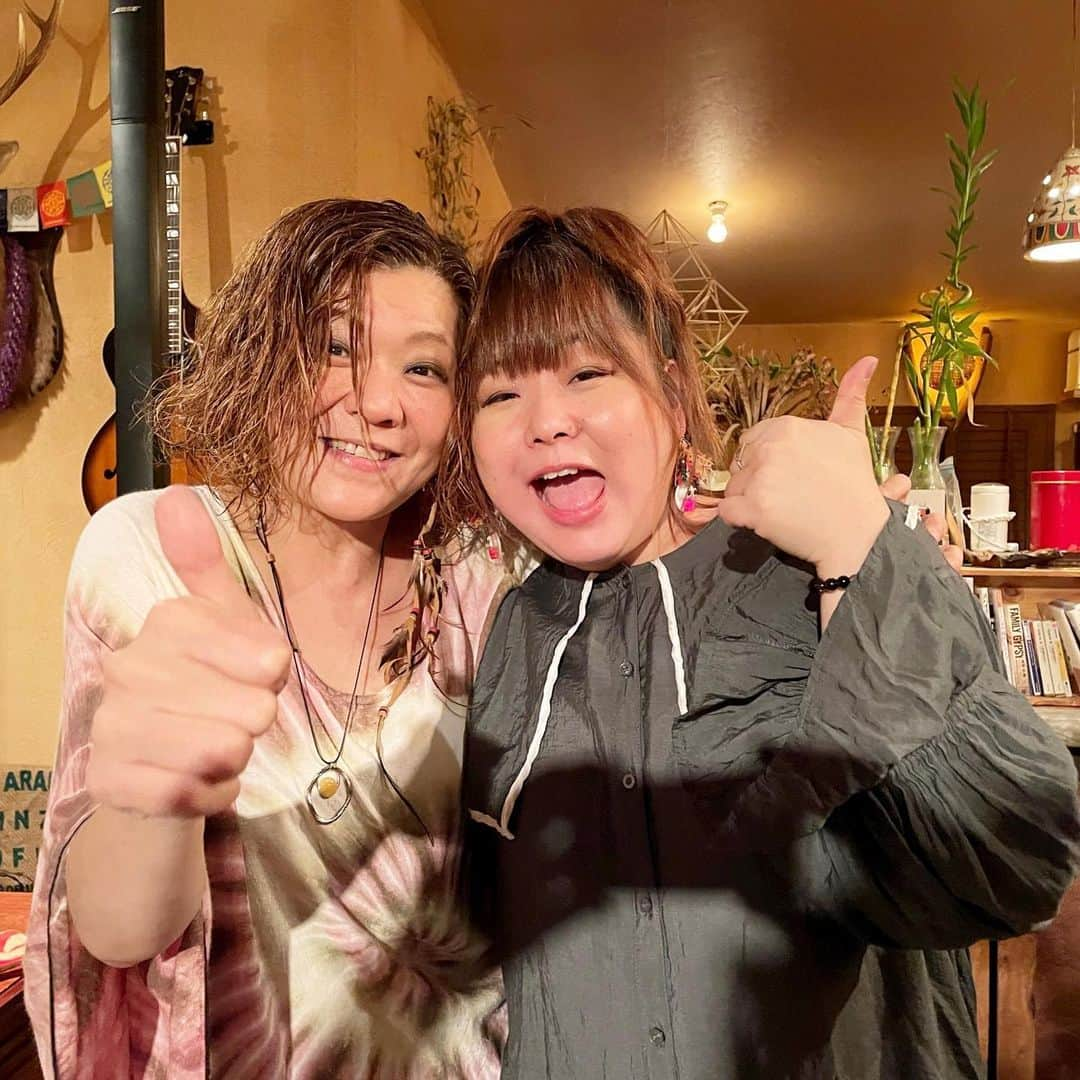 Tammyのインスタグラム：「昨晩は、滋賀大津Taneさんにて、  花田えみ『One On One vol.12』の Guest で出演しました😊  満席のお客様とのキャッチボールは大盛り上がりでした。笑  楽しんでもらえて良かった＾＾  てか、喋りすぎて笑いすぎました。🤣  改めて、呼んでくれた花ちゃんに心から感謝です♪  ありがとう♡♡  ぺっぺいさんのお陰で出逢えた2人です😊  花ちゃんと一緒に心と音を紡げて良かった♡  そして、美味しいタミ様プレートを作ってくれて、一緒に唄えて超嬉しかったユキナちゃん😽  ありがとう♡♡  そしてそして、可愛くて、美味しい向日葵とミアとラブレターのスイーツを作ってくれたまゆちさん😽  ありがとう♡♡  沢山美味しいお酒を皆さんに作ってくれたマルさんにも感謝です😊  大阪や京都からもきていただけて、初めましてのお客様にも喜んでもらえて、本当幸せな夜でした。  ありがとうございました😊  我がバンドの相方の千原拓也も 偽名を使って予約して、サプライズにも程があるやろとwビックリさせられましたが、花ちゃんはちーちゃんが大好きとの事でw 素晴らしい鍵盤ニスト2人とユキナちゃんとアンコールもやれました😊  来てくれてありがとね＾＾  あー、面白かった。笑  本当に皆さんの笑顔が沢山の、良き夜でした♬  花ちゃん、One On One、素敵なイベントやからこれからもずっと素晴らしい方々と紡いで行って下さいね♡  応援してます。  そして、また我々も一緒にやりましょう😊  ユキナちゃんも♡  そして、  阪神優勝おめでとう。笑  皆さん、寒くなってきましたから、ご自愛下さいね＾＾  いつもありがとうです😊  愛を込めて♡  Tammy  ※たーくさんお写真いただきました😊 ありがとうございます♪ 選びきれないですが、いただいた方々のをなるべく沢山アップしてます♡ 良ければ＾＾  #Tammy #タミー #Tammyyanen #photo #シンガーソングライター #singer #songwriter #acousticguitar #artist  #music #恩学 #音楽 #live #love #life #ライブ #花田えみ #oneonone #tane #滋賀 #大津 #Happy #楽しかった #ありがとう #thankyou #中山ユキナ #まゆちキッチン #千原拓也 #Duo #感謝」