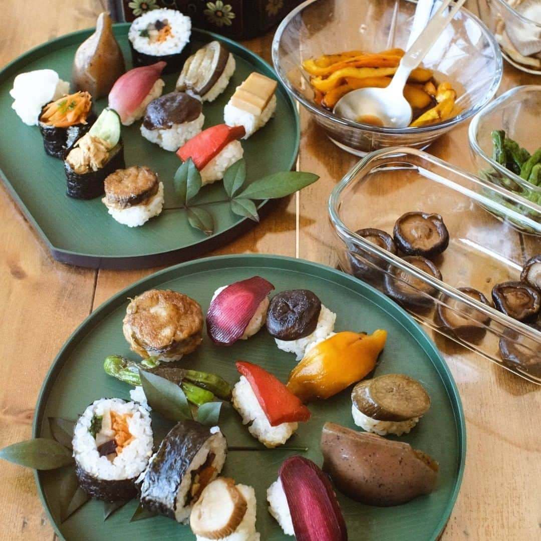 The Japan Timesさんのインスタグラム写真 - (The Japan TimesInstagram)「Think you’ve tried every kind of sushi? What about Kochi’s vegetable-rich "inaka" (countryside) sushi? While inaka sushi shares a common denominator of rice with its more mainstream counterpart, typical ingredients include shiitake mushrooms, "myōga" (Japanese ginger) and "konnyaku" (yam cake), as well as some vegetables that may well be unfamiliar to those outside Kochi: "shihochiku," a kind of bamboo shoot with a crunchy texture, and "ryukyu," a member of the taro family with a bright green stem. Some of the ingredients are simmered with soy sauce or marinated in vinegar in preparation for sushi-making.  Another unique feature of inaka sushi is the use of yuzu vinegar to flavor the rice. Kochi is one of Japan’s top producers of yuzu, and the juice of this citrus fruit lends a subtle yet refreshing tang to the sushi. Individual pieces of inaka sushi can be made in many shapes common to regular sushi: "nigiri" (pressed on top of a handful of rice), "maki" (rolled with nori and rice) and "gunkan" (atop a small bed of rice and wrapped with nori).  It can’t be said that inaka sushi is 100% vegan-friendly because the dashi broth used to flavor some of the ingredients often uses fish, such as "katsuobushi" (dried bonito). However, it isn’t difficult to swap this for a vegetable-based broth using "kombu" (kelp) or dried shiitake instead. Read more about inaka sushi with the link in our bio.  📸: Louise George Kittaka  #japan #kochi #japanesefood #japanesecooking #recipe #recipes #sushi #sushilover #sushilovers #japantimes #日本 #高知 #高知県 #日本料理 #料理 #レシピ #寿司 #田舎寿司 #ジャパンタイムズ #🍣」11月6日 17時04分 - thejapantimes