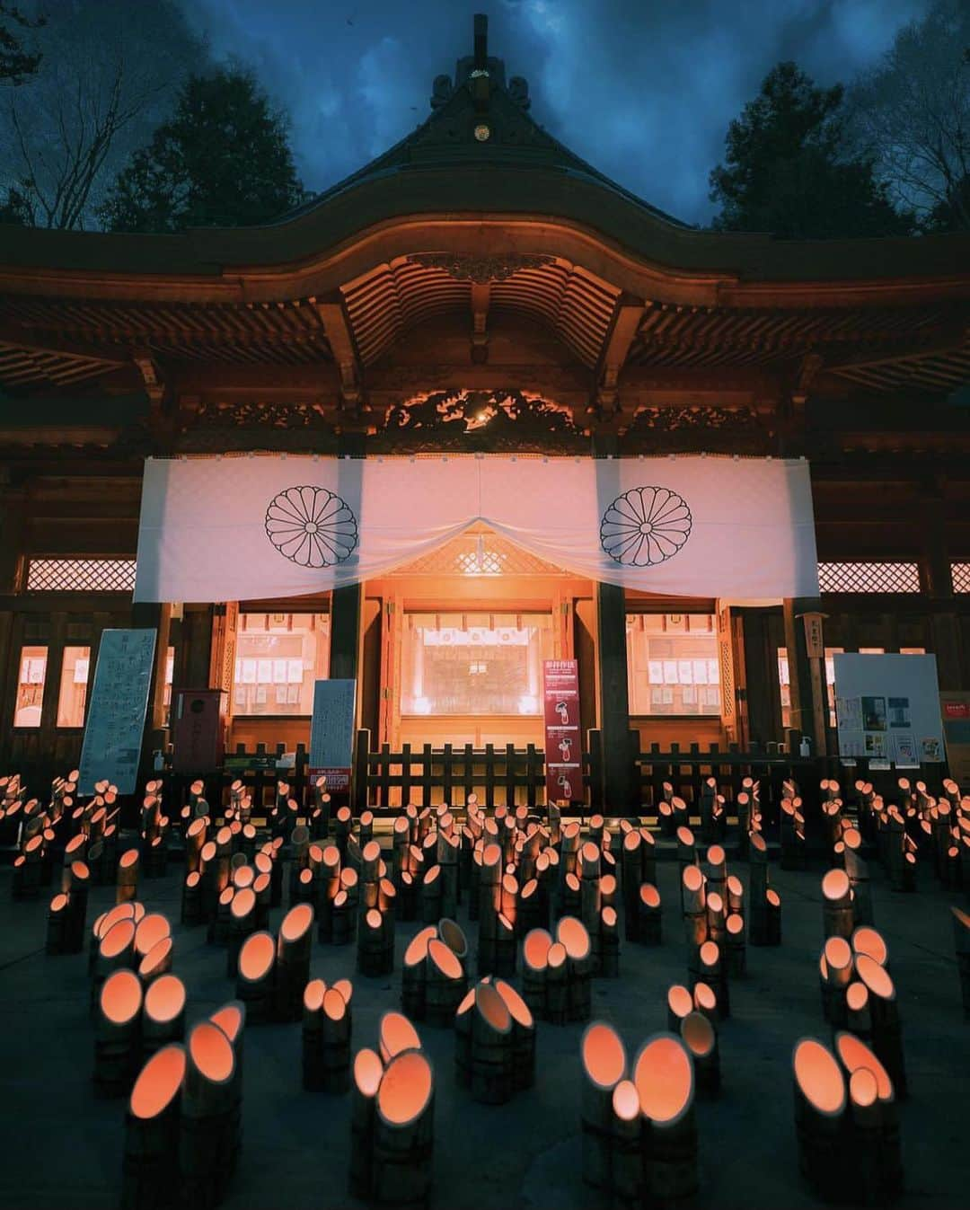 ?長野県 観光 公式インスタグラム のインスタグラム：「// Photo by @mitsu_style_photography  伝統の灯り 「穂高神社 神竹灯」　 ＠安曇野市  古くから日本アルプスの総鎮守、交通安全、産業安全の守り神として信仰されている「穂高神社」  そこで開催される「神竹灯（かみあかり）」は、 九州の海人の神「穂高見命」が故郷の伝統的なお祭りを恋しく思い、模したのが始まりだとか👀✨️  竹筒に灯された光が立ち並ぶ姿は、まさに圧巻の美しさです😀✨️  *) 2023年の神竹灯は12月1日、2日、3日、8日、9日、10日に開催予定です。詳細は公式ウェブサイトをご確認ください。   ＝＝＝＝＝＝＝＝＝  Kamiakari Illumination at Hotaka Shrine (Azumino City)  Hotaka Shrine enshrines Hotaka Minomikoto, the deity of the Japanese Alps, who is also associated with traffic safety and industrial safety.  Annually in December, over 10,000 bamboo lights decorate the grounds of Hotaka Shrine during the Kamiakari Illumination. It is said the festival started with Hotaka Minomikoto, who lit a candle in a bamboo cylinder given to him by his sister Toyotamahime.  The warm, flickering lights that emanate from the bamboo create a magical atmosphere.  *This year’s Kamiakari will be held on the following dates: 12/1-3, 8, 9, 10. For details, please check the event’s official website.  ＿＿＿＿＿＿＿＿＿　  Location / Azumino City , Nagano , Japan   #おうちでながの #長野のいいところ #穂高神社 #安曇野市  ＿＿＿＿＿＿＿＿＿  🍁インスタアワード秋冬⛄作品募集中📷  #長野の列車旅秋冬 撮影場所(長野県内に限ります) をキャプションに入れて 応募期間（10/16～1/31）に投稿してください。 優秀作品に選ばれると 長野県特産品セットをプレゼント🎁」