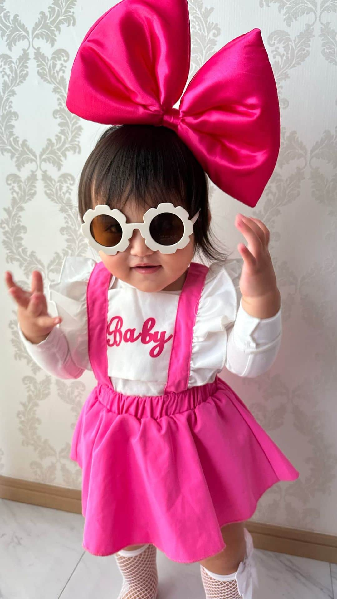 あさみんのインスタグラム：「むちむちなBaby👶Barbie👸💖 今年のハロウィンのコスプレは Barbieちゃん👸💖  動画と写真まとめてみました😎 一歳児のキメキメな所を見てもらえたら嬉しいです、、、🙊(親バカ)  #赤ちゃん#女の子ママ#一歳女の子#ハロウィン#ハロウィンコスプレ#ベイビーコスプレ#バービー#バービーコスプレ#セクシースーツ 二児ママ#癒し#癒し動画#リール動画#ベビフル#令和4年ベビー#8月生まれ #reels#baby#myangel#likeforlike#likeforlikes#instalike#f4f#instalike#like4like#followme#🩷」