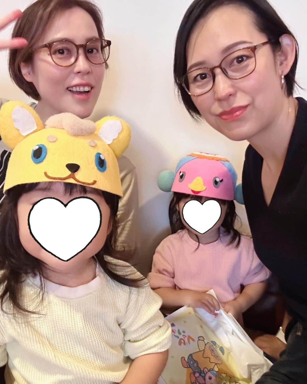 大山未希さんのインスタグラム写真 - (大山未希Instagram)「🩵  おかあさんといっしょのコンサートに！！ 姉妹と双子で！  ふたごが「みもも」と「ルチータ」だったので わたしは「やころ」意識で行きました🤎👓笑  1番楽しんでいたのはふたごではなく… 母でした🤣お兄さんが近くに来た時、まぁうるさい！笑 昔一緒にいろんなライブに行ってたので懐かしかった😂  3枚目… たくましい背中だけど… 2人抱っこがかなりキツくなってきた👧🏻👧🏻  #ふたご #姪っ子 #大山姉妹 ↓」11月6日 18時30分 - miki_oyama1003