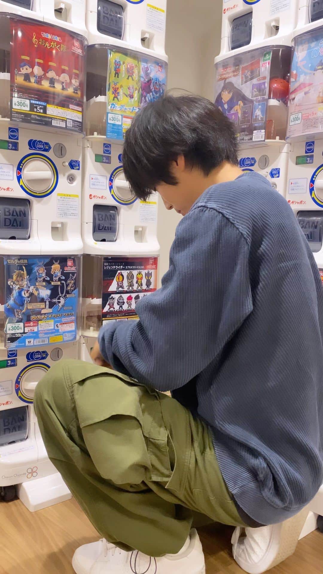 熊木陸斗のインスタグラム：「サウナ行ったら見つけた✌️ なんと全種類被ることなく一発でガッチャ💪  #仮面ライダーガッチャード #仮面ライダー #ガチャガチャ」