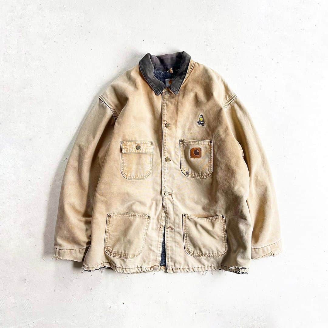 DROP...vintage select shopのインスタグラム：「1990s Carhartt Michigan Chore Coat Fade Hamilton Brown MADE IN USA 【2XL】  この色味の大き目のミシガンチョアというだけでも最高なのですが、  胸の刺繍のキャラがとにかく良過ぎます⛳️💛」