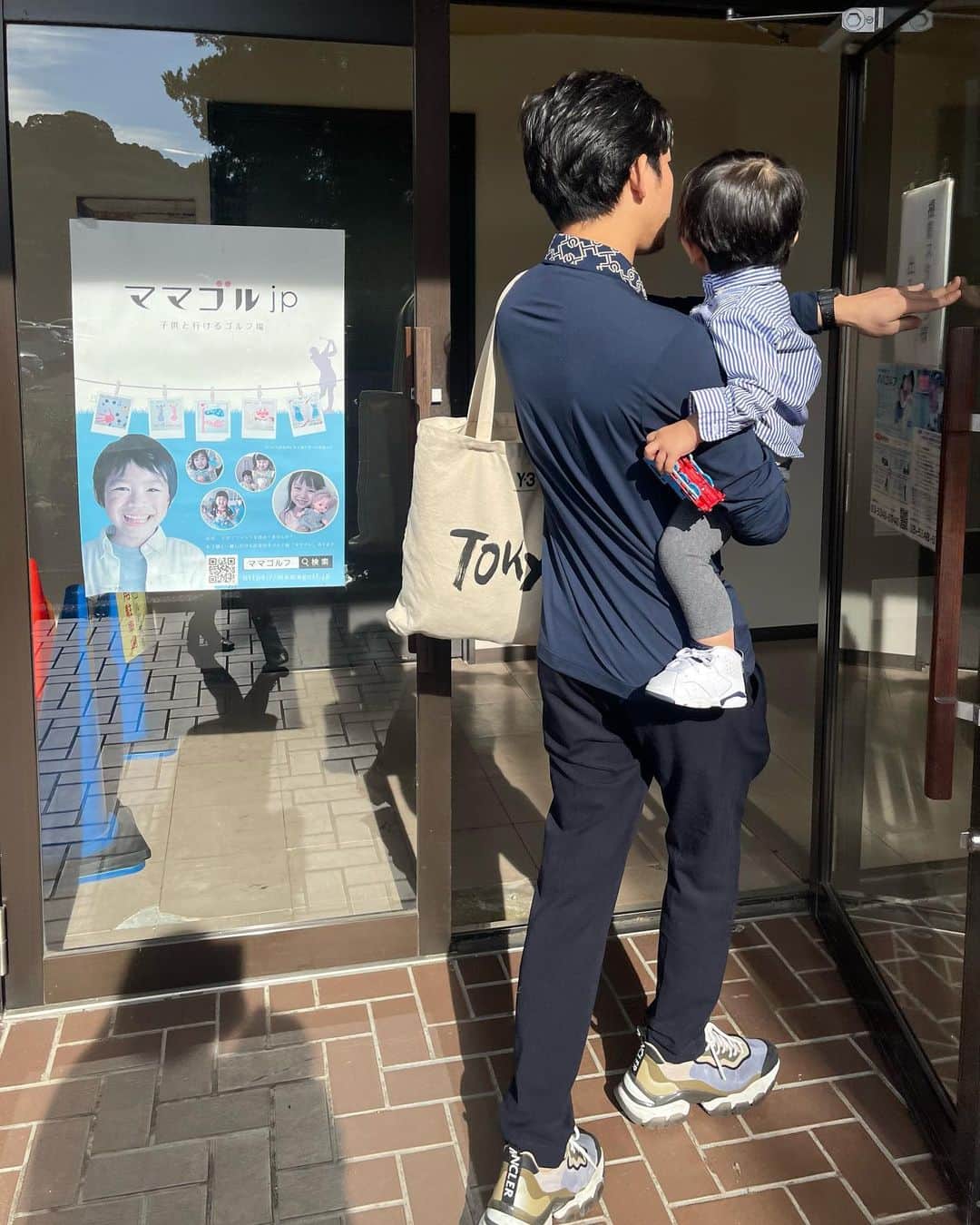 田中響子さんのインスタグラム写真 - (田中響子Instagram)「.  お休みの日はゴルフに行くことも多い夫。 平日はもちろんですが、休日まで ワンオペになるのが正直辛い日もあって、、、  今回、ママゴルさんを利用して 夫がゴルフ場へ子どもたちを 一緒に連れて行ってくれて ママお休みdayを作ってくれました！  ゴルフ場の中に託児所があるので お昼休憩の時間に会いに行くことができたり 何かあった時もすぐ駆けつけられて安心。  離れているママもHPのマイページから 随時更新してくださるお写真で 子どもたちの様子も確認できて◎  私は約1年ぶり？のおひとりさま時間を堪能。 ゆっくりランチしてきました。 でも結局寂しくなってカメラロールにある 子どもたちの写真ずっと見ていた気がする、、🥹  ずっと気になっていたサービスなので お試しできて嬉しかったです！ 提携のゴルフ場も増えているようなので 今度夫婦でラウンドする時に利用したいなぁ。  #PR @mamagolfjp @kidsna.official  #ママゴル #パパゴル #ゴルフ場託児所 #大千葉カントリー倶楽部 #キッズゴルフ  #kidsnaアンバサダー #モニター #ママ応援 #ゴルフコンペ #キッズルーム #ゴルフ場託児 #一時預かり #お子様ランチ #パパと息子 #パパと娘 #ママの休日」11月6日 17時10分 - coco.golf