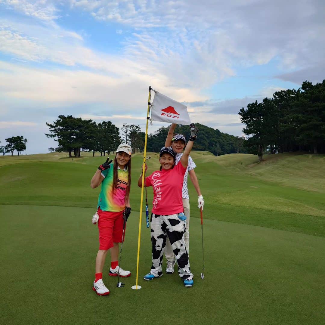 加藤園子さんのインスタグラム写真 - (加藤園子Instagram)「連休の土日、ゴルフの名門　 #川奈ホテル　に招待していただき、宿泊からの　#川奈ホテルゴルフコース富士コース でプレーしてきました✨ 久しぶりのゴルフ！  女子プロゴルフのトーナメントコースでも使用されているそうで、めっちゃ難しかった💦💦 こんなセレブな旅はなかなか無いので、とても感謝です✨  毎度毎度思うことだけど、、、 ゴルフ上手くなりたい‼️🔥  #女子プロレス　#Upperメンバー #川奈ホテル　#名門コース」11月6日 17時12分 - kato_sonoko