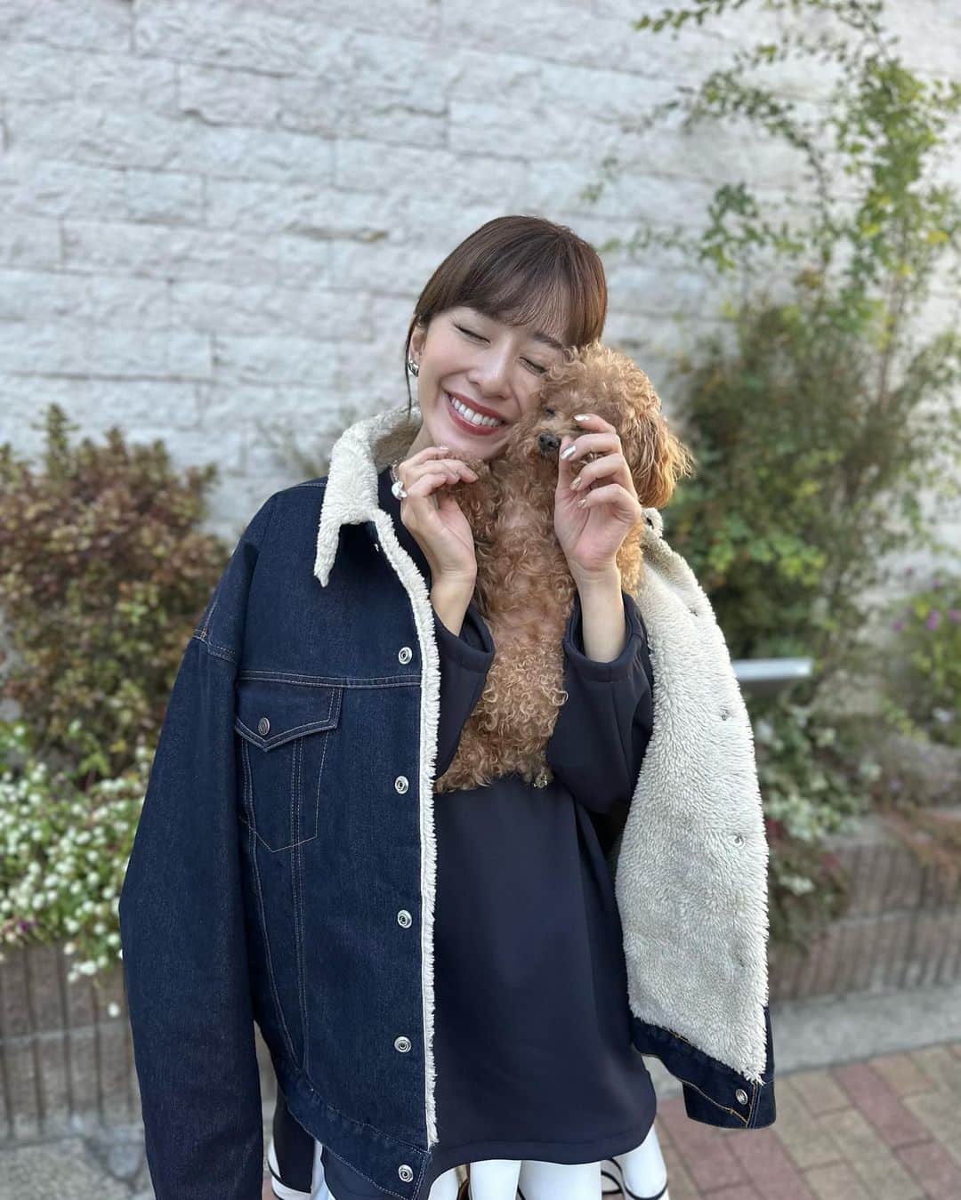 水野佐彩のインスタグラム：「・​ パパと兼用の​ @classicalelf_official のボアアウターは​ オーバーサイズが可愛い🥰🫶🏻​ ストーリーにリンク貼るね💕​ ​ 相変わらずおもちくんは​ わざとこーゆうお顔をする😑w​ ​ ​ #PR #classicalelf #クラシカルエルフ #エルフコーデ #タイアップ#JAVA #ジャバ​」