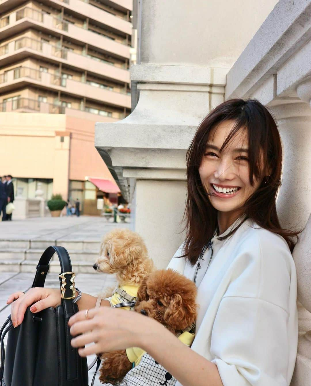 島村みやこさんのインスタグラム写真 - (島村みやこInstagram)「🐶🐶  あったかくて 色々ミックスしてお洋服が選べる この季節が好きです☺︎☺︎  trainer: @micaanddeal_official  ring&bag: @danielwellington   ．」11月6日 17時15分 - miyako_shimamura.official