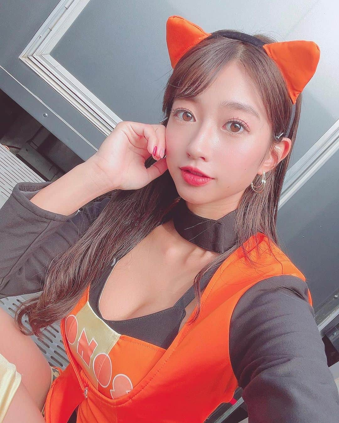 大貫彩香のインスタグラム：「🐈🧡」