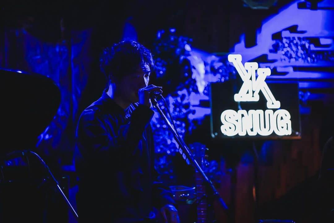 近藤晃央のインスタグラム：「SNUG.2 2023.11.4 at.大阪knave  photo by @hysmaco   ハヤシさんが共存する陰と陽を綺麗に撮ってくれました。  アコースティックライブ・スナッグ2公演目。  阪神日本一前夜で、ザワザワしていた大阪。 日本Sの相手もオリックスだし、 どっちが優勝しても盛り上がるんじゃないの？って思ったけど どうやらそういう訳ではなかったようだ。（関西人談）  MCで話してたMISIAさんが出演していた「御堂筋ランウェイ」のシークレットゲストが なんとミッキーとミニーだったのを 終わってから知った私。  なんてこった。 やらかした。  目の前に居たから 見に行けばよかったよ。  アコースティックライブと言いつつも、 ほぼ全曲アレンジし直してるので、 やってる方も聴いてくれる方も新鮮さがあるね。  みんなの黒コーデも素敵でした。 しんみり、くすくす、じんじん、と。良い空間。  次は11.26（日）岡山です。 お寺での公演になります。  こちらもチケットSOLD OUTで当日券の用意は今のところありません。  靴は脱いでもらいますが、 椅子の用意はありますので、足は痺れないかと思います。  岡山のドレスコード「マスカットグリーン」に対して、 当然のように「持ってない」と不満続出な感じですが、笑  全身じゃなくてもいいし、ワンポイントでもいいし、グリーンコーデでも良きですので あまり難しく考え過ぎずに。 どこにもグリーン無くても勿論問題なし。  ★2024.1.7（日）東京キネマ倶楽部 ★2024.2.3（土）名古屋メニコンシアターAoi はメンバーが3人増えます。  チケット先行もやってますのでこちらもぜひに。  #SNUG #近藤晃央」