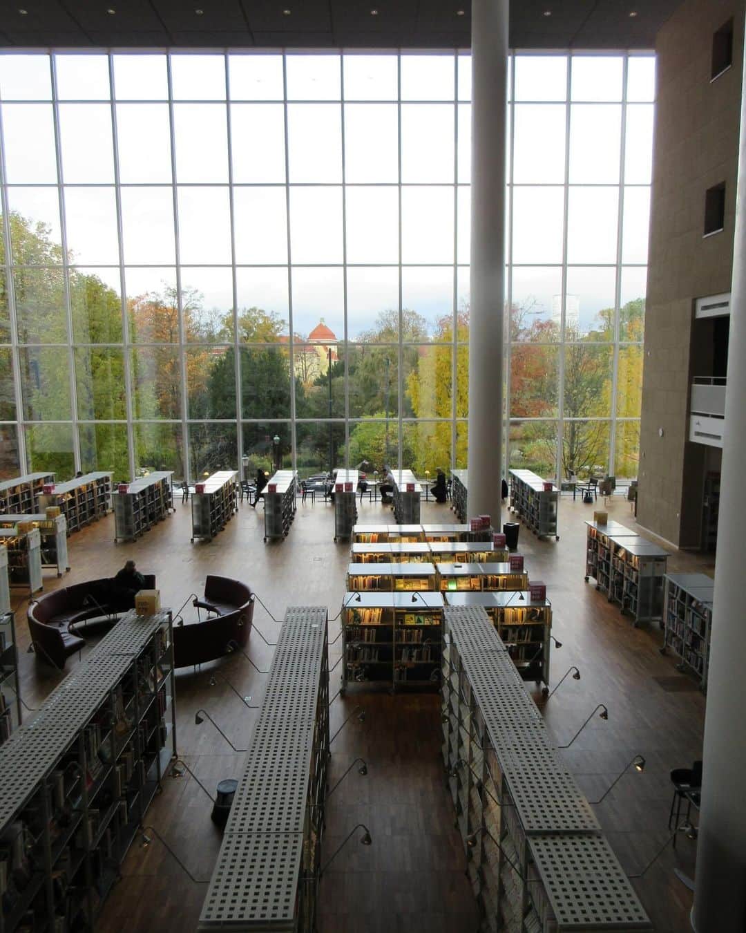高橋美穂さんのインスタグラム写真 - (高橋美穂Instagram)「. 雨が降る中スウェーデンの第３都市マルメへ🇸🇪 とても美しかった図書館。  晴れ女また発揮して見事に晴れてくれました☀︎」11月6日 17時19分 - sleeping0mihoc
