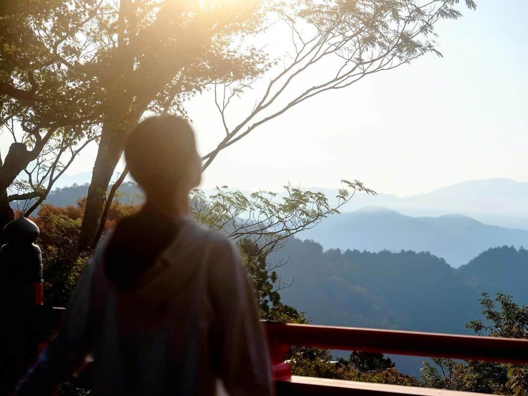 川原亜矢子さんのインスタグラム写真 - (川原亜矢子Instagram)「早朝の参詣 #kyoto #mountkurama #京都 #鞍馬山 #鞍馬寺 #金剛床 #六芒星 #由岐神社 #参道」11月6日 17時19分 - ayakokawahara