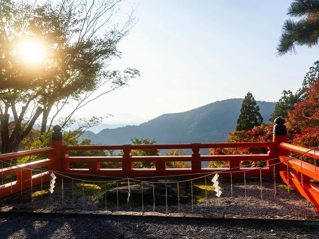 川原亜矢子さんのインスタグラム写真 - (川原亜矢子Instagram)「早朝の参詣 #kyoto #mountkurama #京都 #鞍馬山 #鞍馬寺 #金剛床 #六芒星 #由岐神社 #参道」11月6日 17時19分 - ayakokawahara