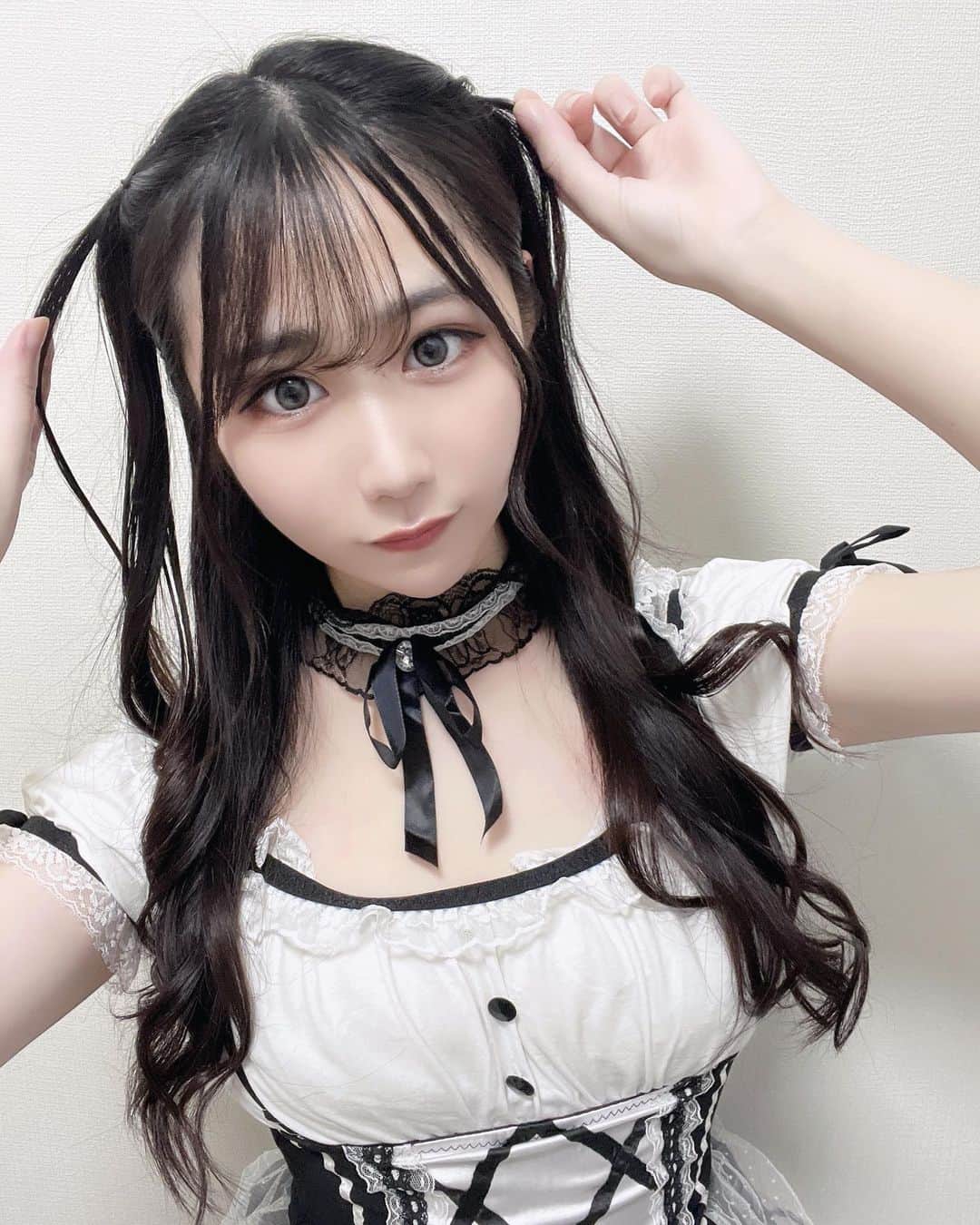 羽鳥みおのインスタグラム：「⛓️  まだきみに好かれてたいなあ、  さいきん夢にちょくちょくみんなが出てくる💭 忘れられてないといいな  #メイド #コスプレ #ハロウィン #ゴシック #ハーフツイン #ゴスロリ #メイド服 #制服 #メイドカフェ #メイド喫茶 #コスプレイヤー  #ハロウィンコスプレ #時代遅れ #遅ればせながら  #halloween #cosplay #cos #costume #maid #happyhalloween #cosplayer #cosplaygirl」