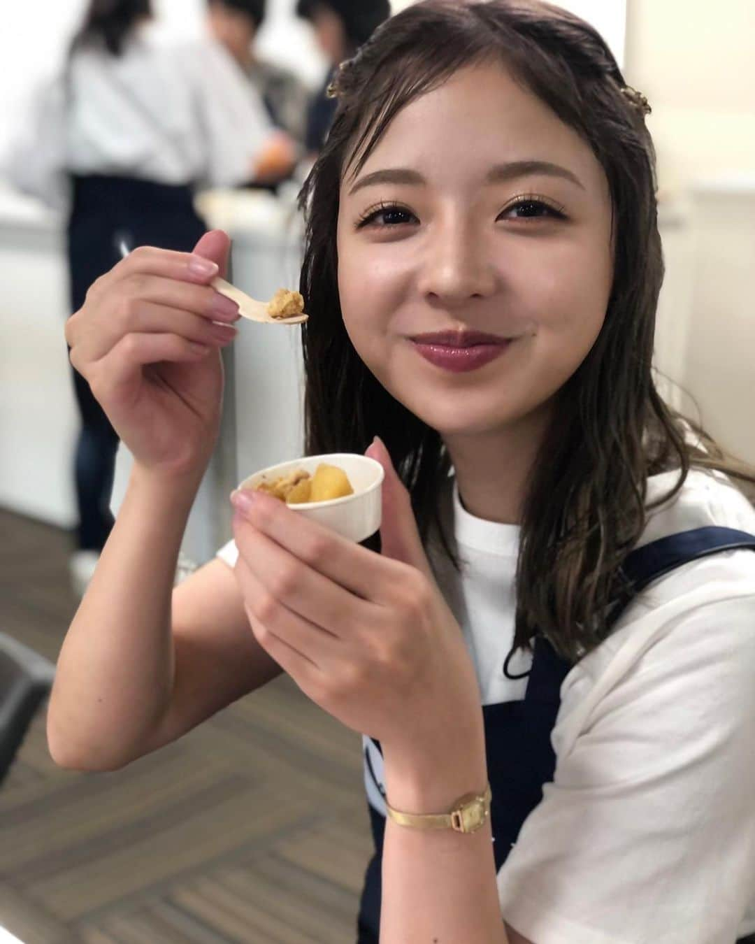 和田まあやさんのインスタグラム写真 - (和田まあやInstagram)「🍩 アンバサダーイベント写真💫 食に興味を持ちお料理の資格増やしたいなーと思えた時間でした🤭 初めてみんなの前でお菓子作りしたっ🍫 コラボ商品のおからドーナツも沢山の方に手に取ってもらうことができ1人2個までに変更したと聞いてとっても嬉しかったです！！！ ありがとーーー😊 販売してくださった皆さまとも記念撮影📸 （1枚目出来たてお菓子作ってもらって楽屋で食べてるところ🫣）」11月6日 17時22分 - wada_maaya_official